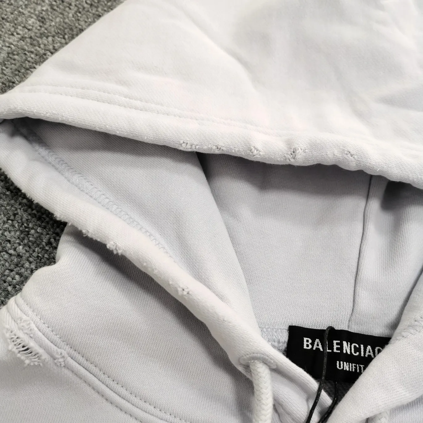 Additional details——Spring and autumn top version BALENCIAGA Balenciaga lightning flame burst pattern graffiti Xiao Yang’s same style pure cotton hoodie sweatshirt for men and women couple star front panel printing glue bursting effect using imported transparent pulp scraping bottom to make the printing cracks feel even texture. You don’t have to worry about it falling off, as long as it’s not violently machine washed (it’s no problem at all to wash and dry it). The hem is artificially embellished with hand-painted prints, creating a French messy graffiti style! All holes on the body are manually worn and positioned. The holes are even and won't affect the overall structure of the clothes, and they won't get bigger with washing! The fabric is made of 480g cotton terry fabric, brand new, washed, and labeled. zp consistent synchronization. Size: XS-L Color: Silver P:470
