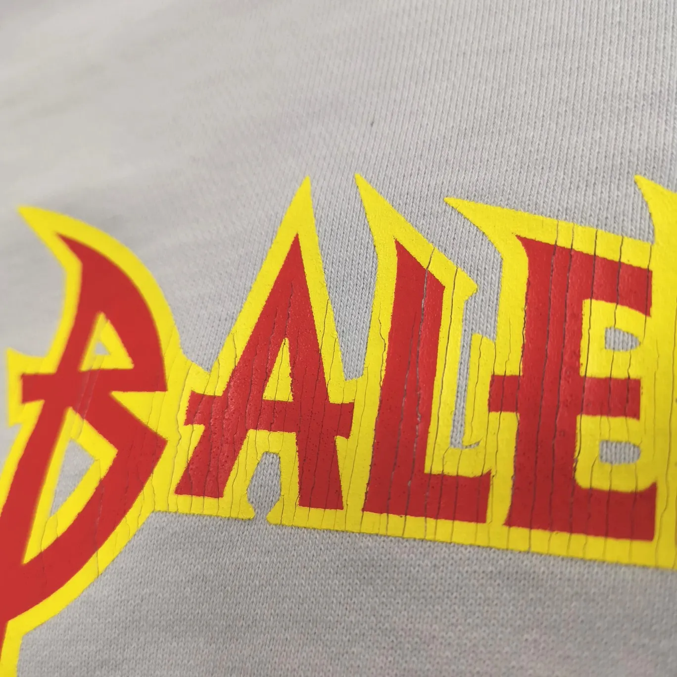 Additional details——Spring and autumn top version BALENCIAGA Balenciaga lightning flame burst pattern graffiti Xiao Yang’s same style pure cotton hoodie sweatshirt for men and women couple star front panel printing glue bursting effect using imported transparent pulp scraping bottom to make the printing cracks feel even texture. You don’t have to worry about it falling off, as long as it’s not violently machine washed (it’s no problem at all to wash and dry it). The hem is artificially embellished with hand-painted prints, creating a French messy graffiti style! All holes on the body are manually worn and positioned. The holes are even and won't affect the overall structure of the clothes, and they won't get bigger with washing! The fabric is made of 480g cotton terry fabric, brand new, washed, and labeled. zp consistent synchronization. Size: XS-L Color: Silver P:470