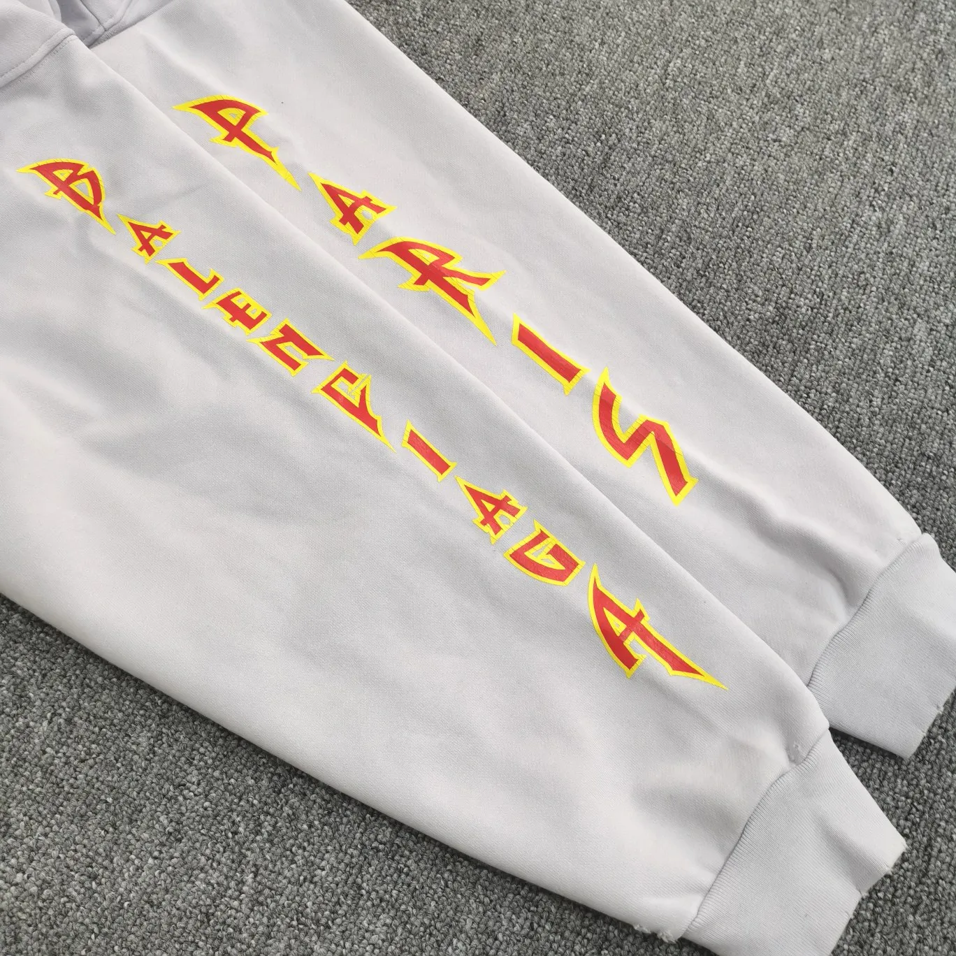 Additional details——Spring and autumn top version BALENCIAGA Balenciaga lightning flame burst pattern graffiti Xiao Yang’s same style pure cotton hoodie sweatshirt for men and women couple star front panel printing glue bursting effect using imported transparent pulp scraping bottom to make the printing cracks feel even texture. You don’t have to worry about it falling off, as long as it’s not violently machine washed (it’s no problem at all to wash and dry it). The hem is artificially embellished with hand-painted prints, creating a French messy graffiti style! All holes on the body are manually worn and positioned. The holes are even and won't affect the overall structure of the clothes, and they won't get bigger with washing! The fabric is made of 480g cotton terry fabric, brand new, washed, and labeled. zp consistent synchronization. Size: XS-L Color: Silver P:470
