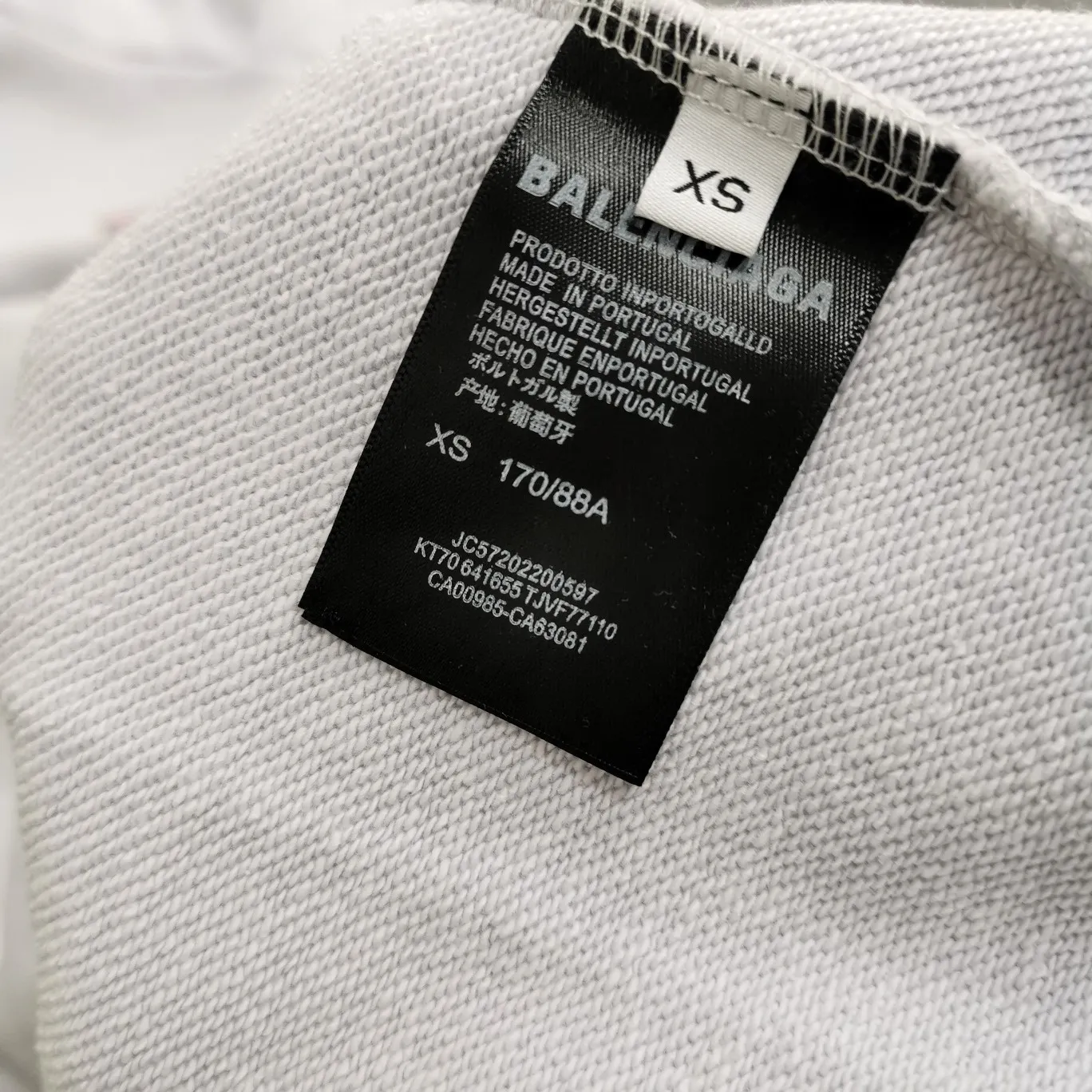 Additional details——Spring and autumn top version BALENCIAGA Balenciaga lightning flame burst pattern graffiti Xiao Yang’s same style pure cotton hoodie sweatshirt for men and women couple star front panel printing glue bursting effect using imported transparent pulp scraping bottom to make the printing cracks feel even texture. You don’t have to worry about it falling off, as long as it’s not violently machine washed (it’s no problem at all to wash and dry it). The hem is artificially embellished with hand-painted prints, creating a French messy graffiti style! All holes on the body are manually worn and positioned. The holes are even and won't affect the overall structure of the clothes, and they won't get bigger with washing! The fabric is made of 480g cotton terry fabric, brand new, washed, and labeled. zp consistent synchronization. Size: XS-L Color: Silver P:470