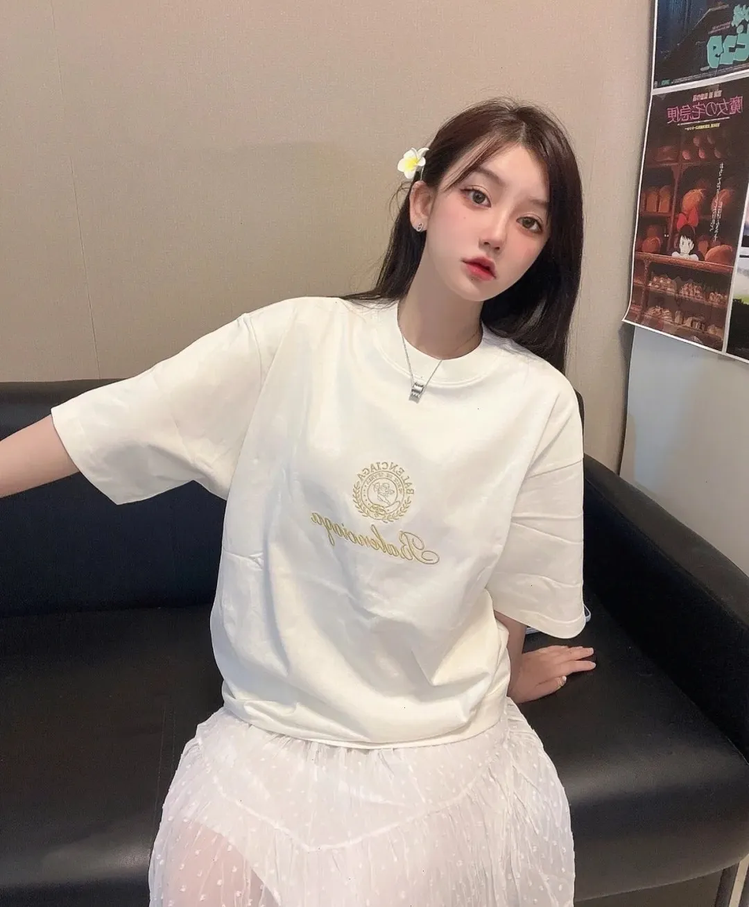 ♻️💯Upper body reference model picture❤️Top tested version BALENCIAGA Balenciaga three-dimensional art embroidery Cupid badge Tanabata Valentine's Day limited edition male and female couple star same style pure cotton short-sleeved T-shirt Tanabata limited edition Cupid gold thread embroidered short-sleeved T-shirt Using imported Tajima machine, the embroidery effect is three-dimensional and full, first-line craftsmanship level, the quality is visible to the naked eye, the overall font size, spacing, and detailed features of the pattern are restored. The Cupid portrait is created by flat embroidery outline The surrounding main body adopts precision three-dimensional embroidery technology. The embroidery is very fine and dense. The font is clear and has a strong sense of lines and three-dimensionality. It highly restores the yb effect. Custom-woven and dyed 280g top-quality combed cotton fabric. The threads are in the same cylinder with 0 color difference. Exclusive high-quality. Welcome to compare. Same style for men and women. Color: white, black, pink. Size: XS-L P:260