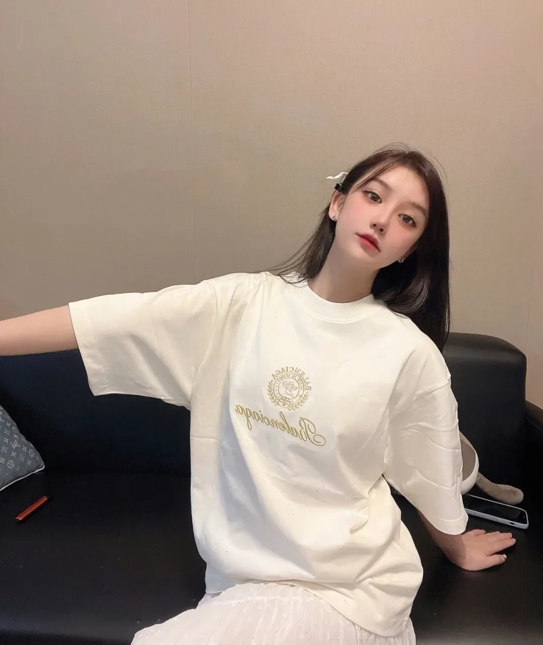 ♻️💯Upper body reference model picture❤️Top tested version BALENCIAGA Balenciaga three-dimensional art embroidery Cupid badge Tanabata Valentine's Day limited edition male and female couple star same style pure cotton short-sleeved T-shirt Tanabata limited edition Cupid gold thread embroidered short-sleeved T-shirt Using imported Tajima machine, the embroidery effect is three-dimensional and full, first-line craftsmanship level, the quality is visible to the naked eye, the overall font size, spacing, and detailed features of the pattern are restored. The Cupid portrait is created by flat embroidery outline The surrounding main body adopts precision three-dimensional embroidery technology. The embroidery is very fine and dense. The font is clear and has a strong sense of lines and three-dimensionality. It highly restores the yb effect. Custom-woven and dyed 280g top-quality combed cotton fabric. The threads are in the same cylinder with 0 color difference. Exclusive high-quality. Welcome to compare. Same style for men and women. Color: white, black, pink. Size: XS-L P:260