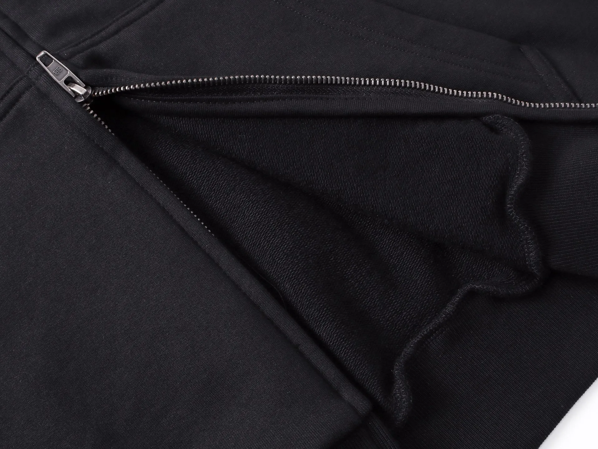 🅿️370 photos [Top version. Official website quality] BALENCI*GA/Paris. 2025 new model. Co-signed by WFP. Foam three-dimensional printed hooded zipper cardigan sweatshirt with front and rear panels, left and right sleeves. Brick cabinets are synchronized. Genuine products are developed at the first time, and you can print and compare! The fabric is made of Paris ZP custom-woven and dyed cotton sweatshirt. Weighing 460 grams, the cloth surface is clean. The cloth pattern is clear, soft and comfortable. The threads are dyed with no color difference. The printing uses imported glue foam printing, the letters are clear and the effect is three-dimensional. The version adopts OS loose shoulder design. Same style for men and women. Code: BL259918 Color: Black Size: XS S M L