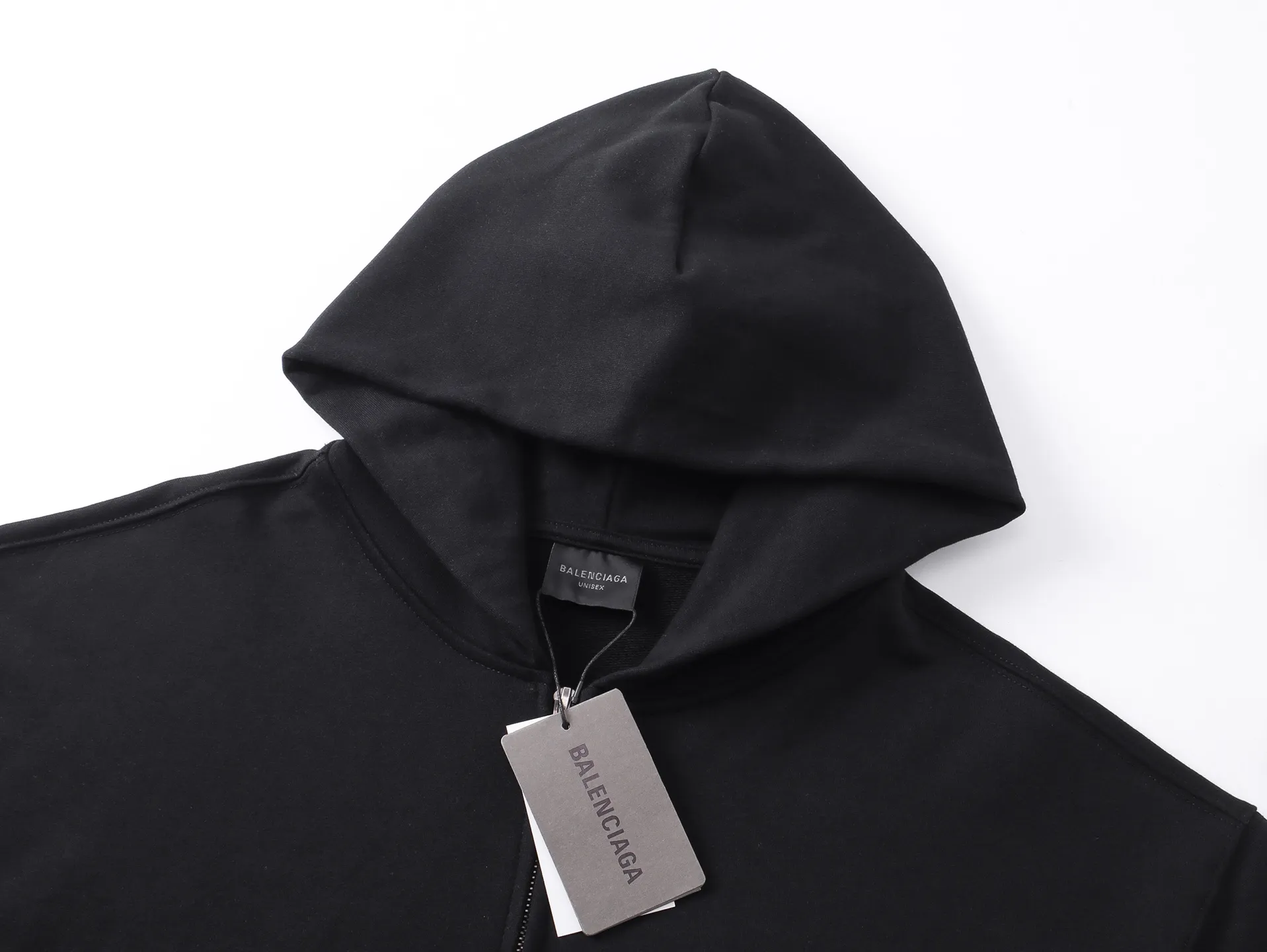🅿️370 photos [Top version. Official website quality] BALENCI*GA/Paris. 2025 new model. Co-signed by WFP. Foam three-dimensional printed hooded zipper cardigan sweatshirt with front and rear panels, left and right sleeves. Brick cabinets are synchronized. Genuine products are developed at the first time, and you can print and compare! The fabric is made of Paris ZP custom-woven and dyed cotton sweatshirt. Weighing 460 grams, the cloth surface is clean. The cloth pattern is clear, soft and comfortable. The threads are dyed with no color difference. The printing uses imported glue foam printing, the letters are clear and the effect is three-dimensional. The version adopts OS loose shoulder design. Same style for men and women. Code: BL259918 Color: Black Size: XS S M L