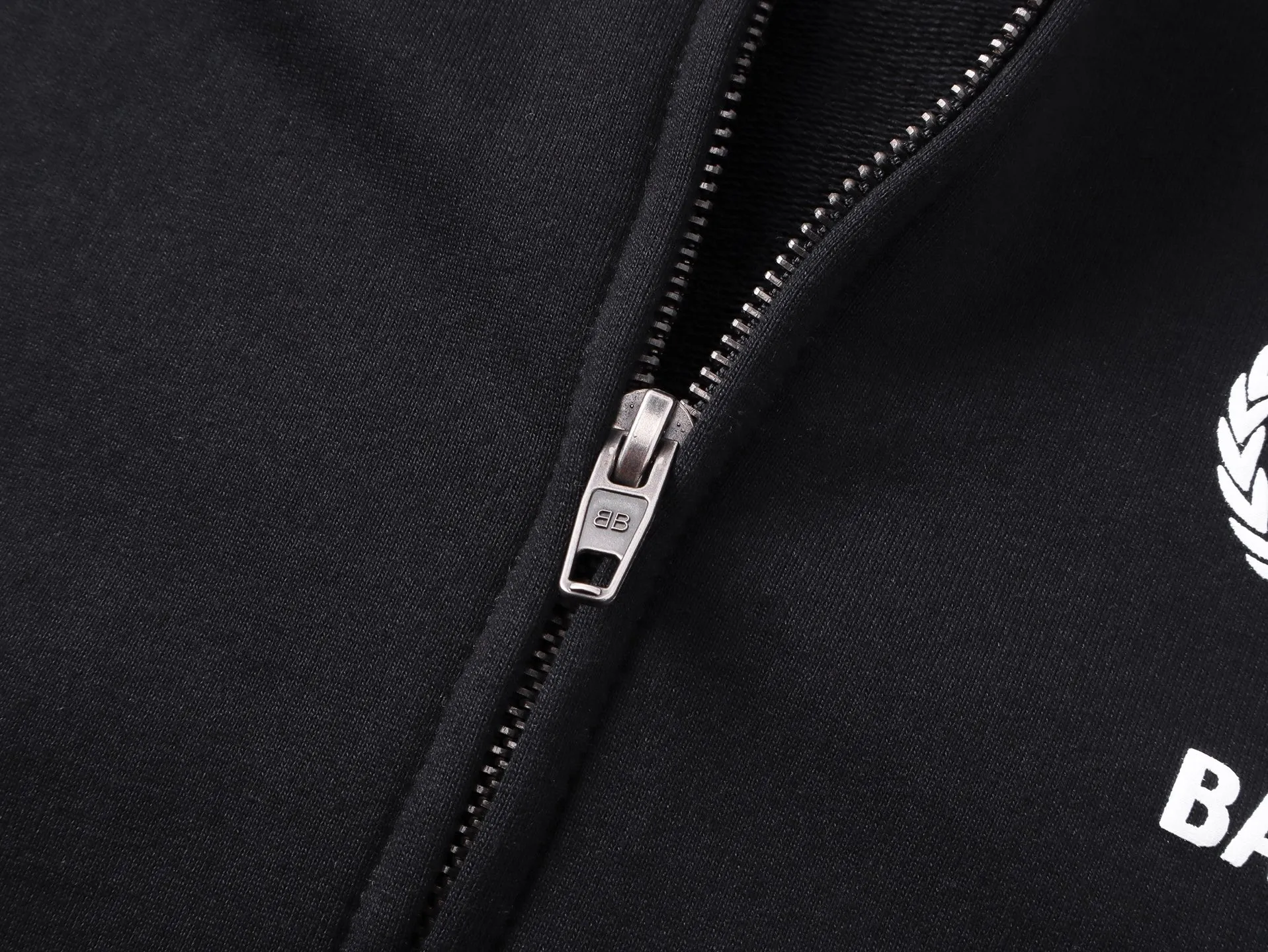 🅿️370 photos [Top version. Official website quality] BALENCI*GA/Paris. 2025 new model. Co-signed by WFP. Foam three-dimensional printed hooded zipper cardigan sweatshirt with front and rear panels, left and right sleeves. Brick cabinets are synchronized. Genuine products are developed at the first time, and you can print and compare! The fabric is made of Paris ZP custom-woven and dyed cotton sweatshirt. Weighing 460 grams, the cloth surface is clean. The cloth pattern is clear, soft and comfortable. The threads are dyed with no color difference. The printing uses imported glue foam printing, the letters are clear and the effect is three-dimensional. The version adopts OS loose shoulder design. Same style for men and women. Code: BL259918 Color: Black Size: XS S M L