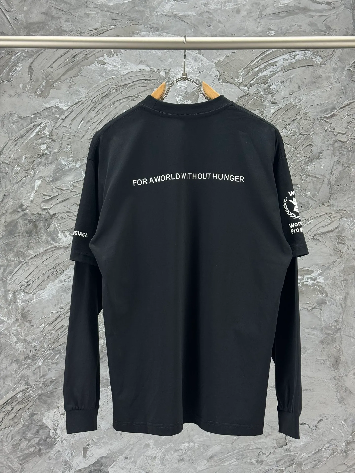 🅿️240 -BALENCI*GA Paris world food fake two-piece long sleeves. The fabric is made of Paris custom-woven and dyed double-yarn pure cotton fabric. The weight is 280g. The thread is custom-woven and dyed without color difference. The front and back panels are printed using environmentally friendly imported materials. Dot printing. Cuff splicing. Two high-temperature styling washes. os dropped shoulders, loose version, same style for men and women -Color: Black -SIZE: XS S M L Style No. 8607#