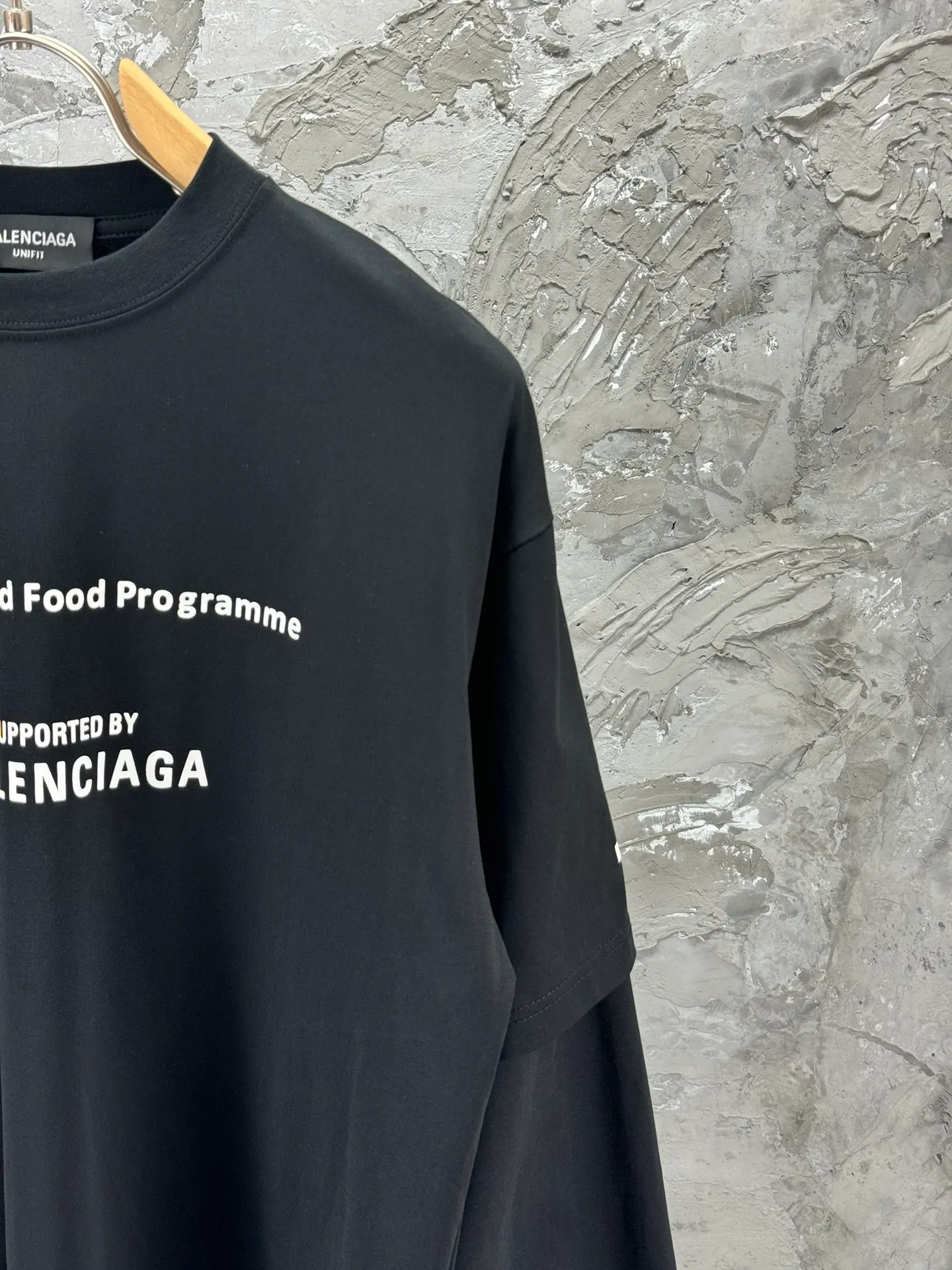 🅿️240 -BALENCI*GA Paris world food fake two-piece long sleeves. The fabric is made of Paris custom-woven and dyed double-yarn pure cotton fabric. The weight is 280g. The thread is custom-woven and dyed without color difference. The front and back panels are printed using environmentally friendly imported materials. Dot printing. Cuff splicing. Two high-temperature styling washes. os dropped shoulders, loose version, same style for men and women -Color: Black -SIZE: XS S M L Style No. 8607#