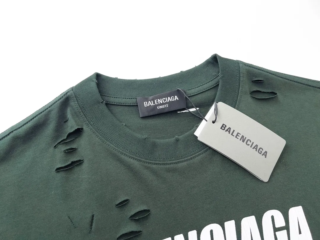 🅿️166 Detailed picture [Top version. Official website quality] BALENCI*GA/Paris. Classic letter LOGO printed ready-to-wear, washed, distressed, hole-cut, short-sleeved T-shirt. Brick cabinet synchronization. The fabric is made of Paris ZP custom-woven and dyed 100% cotton double yarn compact cotton. The weight is 260 grams, the cloth surface is clean. The cloth pattern is clear, soft and comfortable. The threads are dyed with no color difference. The classic pattern is printed with environmentally friendly imported materials, straight cracks and cracked glue. Precision printing screen, the letters are clear and the effect is three-dimensional. Restored brick cabinet. Ready-made garments are washed and worn, many people grind and cut them by hand. They are produced with heavy craftsmanship. Different market currency. Welcome to compare. The version adopts OS loose shoulder version. Same style for men and women. Coding: BL223033 Color: black, white, dark coffee, purple, lake blue, red, army green Size: XS to L