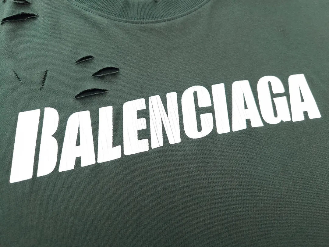 🅿️166 Detailed picture [Top version. Official website quality] BALENCI*GA/Paris. Classic letter LOGO printed ready-to-wear, washed, distressed, hole-cut, short-sleeved T-shirt. Brick cabinet synchronization. The fabric is made of Paris ZP custom-woven and dyed 100% cotton double yarn compact cotton. The weight is 260 grams, the cloth surface is clean. The cloth pattern is clear, soft and comfortable. The threads are dyed with no color difference. The classic pattern is printed with environmentally friendly imported materials, straight cracks and cracked glue. Precision printing screen, the letters are clear and the effect is three-dimensional. Restored brick cabinet. Ready-made garments are washed and worn, many people grind and cut them by hand. They are produced with heavy craftsmanship. Different market currency. Welcome to compare. The version adopts OS loose shoulder version. Same style for men and women. Coding: BL223033 Color: black, white, dark coffee, purple, lake blue, red, army green Size: XS to L