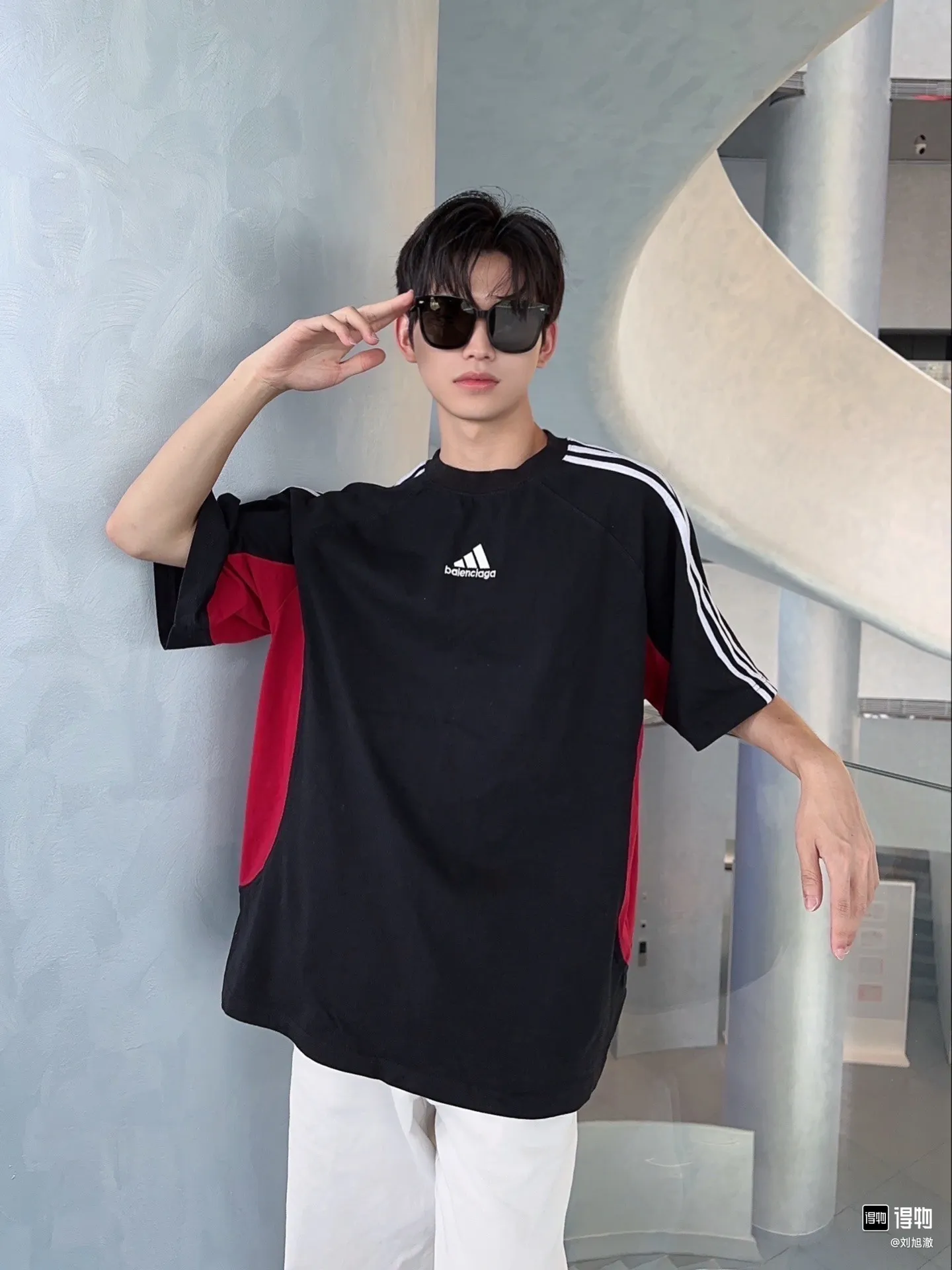 🎀Hot model pictures🎀[Updated] Top tested version BALENCIAGA/ADIDAS Balenciaga co-branded Adidas co-branded stitched embroidered letters round neck short-sleeved T-shirt The most popular thing at the moment🔥Quality ceiling It seems to be a simple printing or embroidery, but in fact it is not simple at all. 100% imported machine restoration, details, workmanship and fabrics are consistent with the original. Guaranteed no color difference with the counter. Feel free to compare ⚠️Note that the threaded collars are all original collars of certain Paris and Paris, with high wrapping. The width of the collar and cabinets are accurate to millimeters. Thick collars are not easily deformed. The collars of high-end products are all restored to cabinets. This distinguishes the large collars of the world from ordinary garbage. ⚠️Different styles of washed wheat main wheat, including imported wheat, have different colors and codes. Really restore the counter. As we all know, Balenciaga's collar labels in each quarter have different English or different colors. This distinguishes fast food products with the same common main wheat, washed wheat. ⚠️Attention to workmanship, stitching at the neckline, no folds, smooth and natural, no overlapping lines, true restoration ⚠️The fabric is made of 280g Paris-specific double yarn, which is really incomparable with the ordinary version on the market. Correct printing details, correct double yarn high weight thread, correct packaging details, all-round restoration of workmanship, all-round restoration of packaging P:270 Color: black white navy SIZE: XS-S-M-L