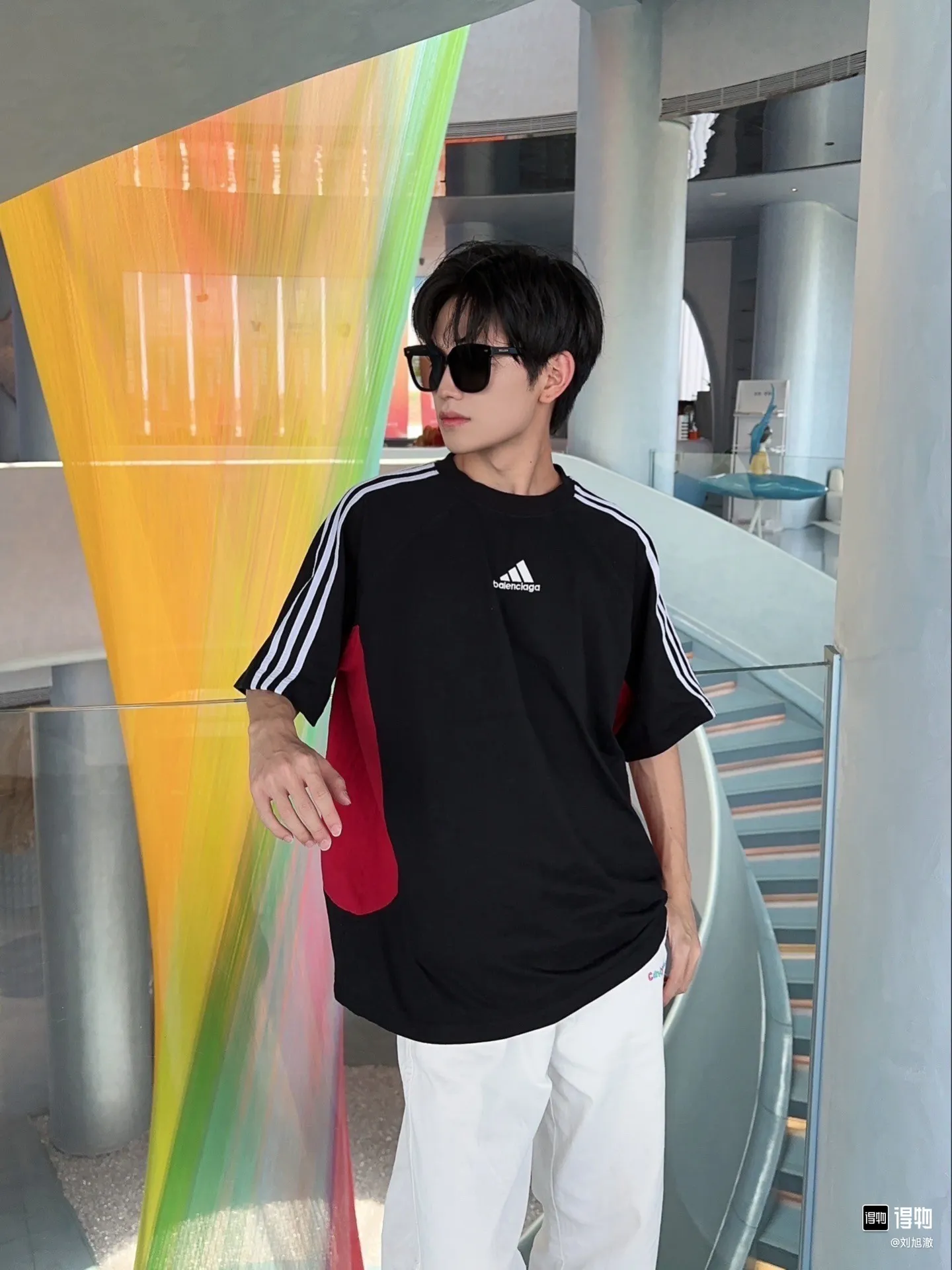 🎀Hot model pictures🎀[Updated] Top tested version BALENCIAGA/ADIDAS Balenciaga co-branded Adidas co-branded stitched embroidered letters round neck short-sleeved T-shirt The most popular thing at the moment🔥Quality ceiling It seems to be a simple printing or embroidery, but in fact it is not simple at all. 100% imported machine restoration, details, workmanship and fabrics are consistent with the original. Guaranteed no color difference with the counter. Feel free to compare ⚠️Note that the threaded collars are all original collars of certain Paris and Paris, with high wrapping. The width of the collar and cabinets are accurate to millimeters. Thick collars are not easily deformed. The collars of high-end products are all restored to cabinets. This distinguishes the large collars of the world from ordinary garbage. ⚠️Different styles of washed wheat main wheat, including imported wheat, have different colors and codes. Really restore the counter. As we all know, Balenciaga's collar labels in each quarter have different English or different colors. This distinguishes fast food products with the same common main wheat, washed wheat. ⚠️Attention to workmanship, stitching at the neckline, no folds, smooth and natural, no overlapping lines, true restoration ⚠️The fabric is made of 280g Paris-specific double yarn, which is really incomparable with the ordinary version on the market. Correct printing details, correct double yarn high weight thread, correct packaging details, all-round restoration of workmanship, all-round restoration of packaging P:270 Color: black white navy SIZE: XS-S-M-L