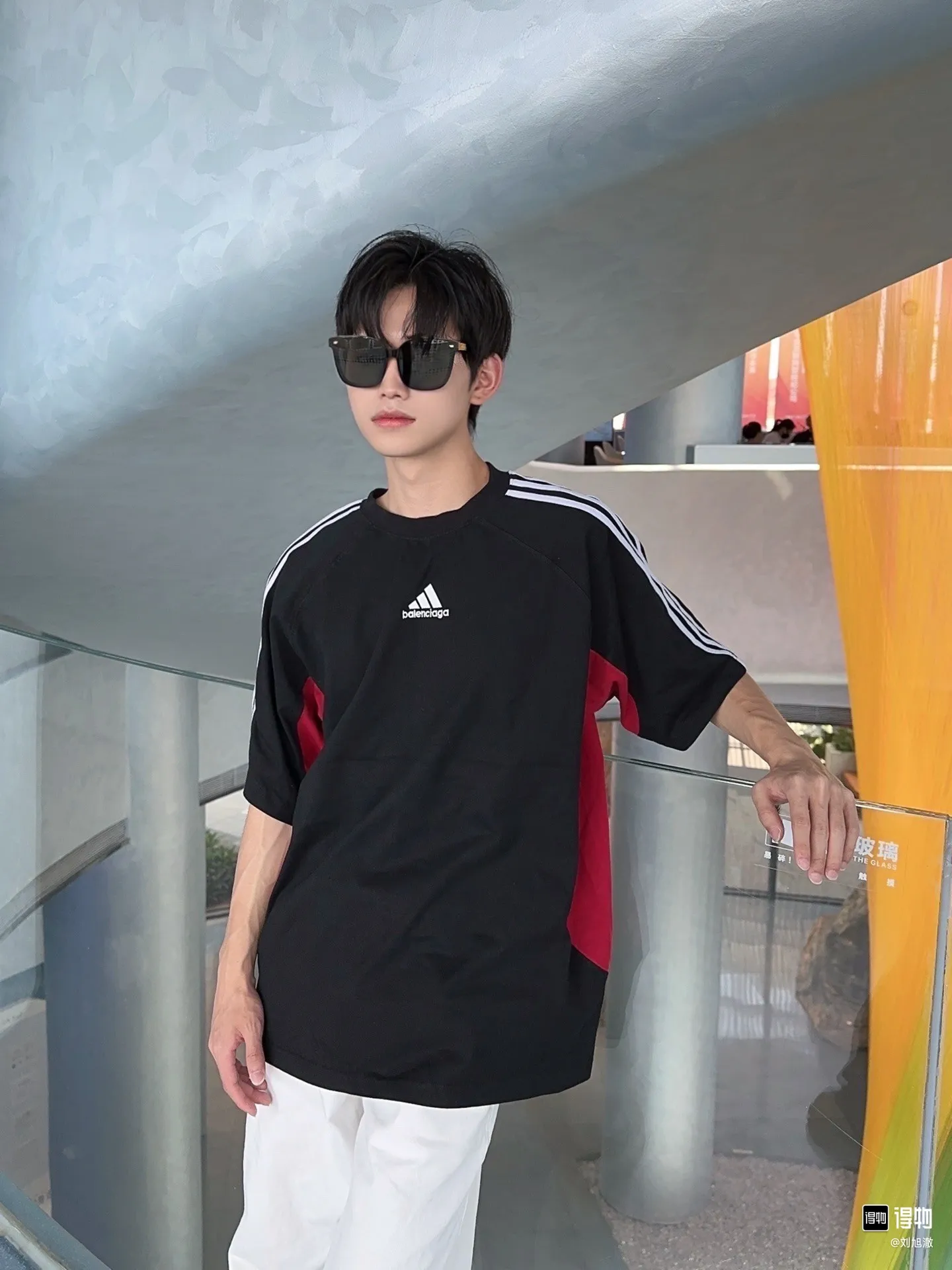 🎀Hot model pictures🎀[Updated] Top tested version BALENCIAGA/ADIDAS Balenciaga co-branded Adidas co-branded stitched embroidered letters round neck short-sleeved T-shirt The most popular thing at the moment🔥Quality ceiling It seems to be a simple printing or embroidery, but in fact it is not simple at all. 100% imported machine restoration, details, workmanship and fabrics are consistent with the original. Guaranteed no color difference with the counter. Feel free to compare ⚠️Note that the threaded collars are all original collars of certain Paris and Paris, with high wrapping. The width of the collar and cabinets are accurate to millimeters. Thick collars are not easily deformed. The collars of high-end products are all restored to cabinets. This distinguishes the large collars of the world from ordinary garbage. ⚠️Different styles of washed wheat main wheat, including imported wheat, have different colors and codes. Really restore the counter. As we all know, Balenciaga's collar labels in each quarter have different English or different colors. This distinguishes fast food products with the same common main wheat, washed wheat. ⚠️Attention to workmanship, stitching at the neckline, no folds, smooth and natural, no overlapping lines, true restoration ⚠️The fabric is made of 280g Paris-specific double yarn, which is really incomparable with the ordinary version on the market. Correct printing details, correct double yarn high weight thread, correct packaging details, all-round restoration of workmanship, all-round restoration of packaging P:270 Color: black white navy SIZE: XS-S-M-L