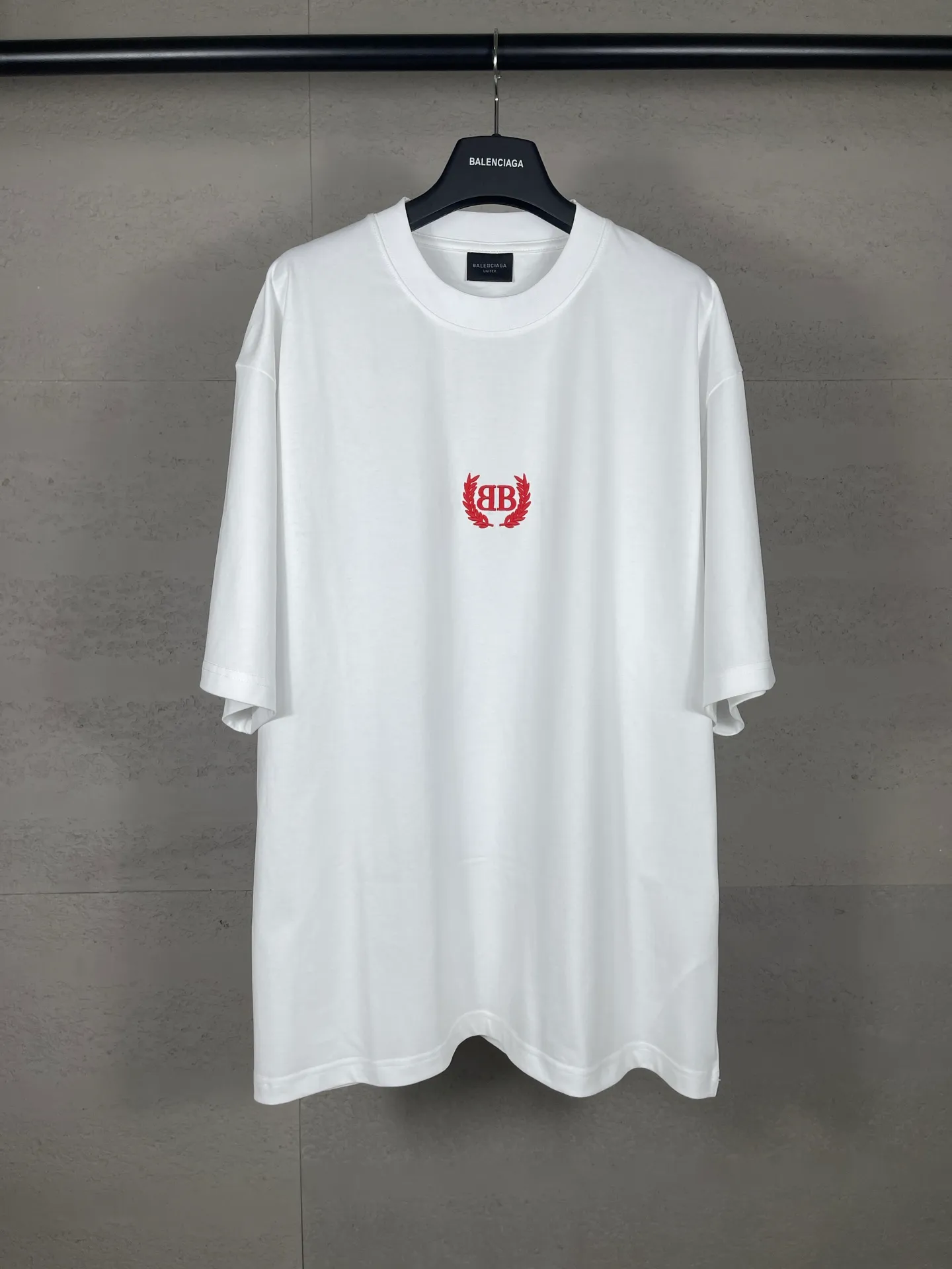 🅿️180 real photos [Top version. Official website quality] BALENCI*GA/Paris #2025 new style washed short-sleeved T-shirt with wheat ear letters LOGO embroidered on the chest, ready-to-wear washed, full of design. Welcome to compare. The fabric is made of Paris ZP custom-woven and dyed cotton double yarn, weight 260 grams, clean cloth surface. Clear texture, soft and comfortable. The threads are dyed with no color difference. The classic letter LOGO is embroidered with imported Tajima embroidery machine. The effect is three-dimensional. Restore the brick cabinet, adopt OS loose shoulder style. Same style for men and women. Code: BL253663 Color: washed black, lake blue, pink, white Size: XS S M L
