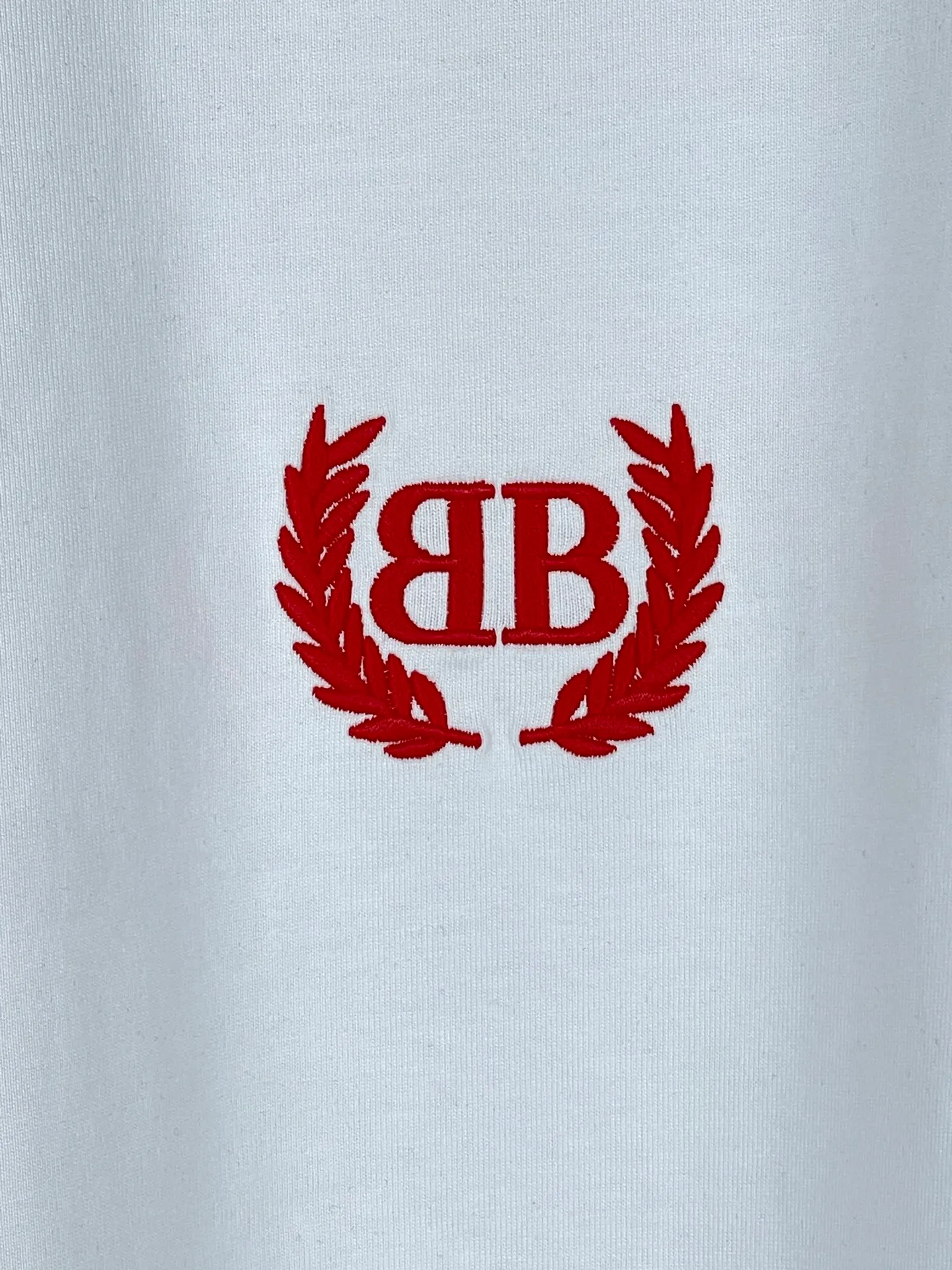 🅿️180 real photos [Top version. Official website quality] BALENCI*GA/Paris #2025 new style washed short-sleeved T-shirt with wheat ear letters LOGO embroidered on the chest, ready-to-wear washed, full of design. Welcome to compare. The fabric is made of Paris ZP custom-woven and dyed cotton double yarn, weight 260 grams, clean cloth surface. Clear texture, soft and comfortable. The threads are dyed with no color difference. The classic letter LOGO is embroidered with imported Tajima embroidery machine. The effect is three-dimensional. Restore the brick cabinet, adopt OS loose shoulder style. Same style for men and women. Code: BL253663 Color: washed black, lake blue, pink, white Size: XS S M L