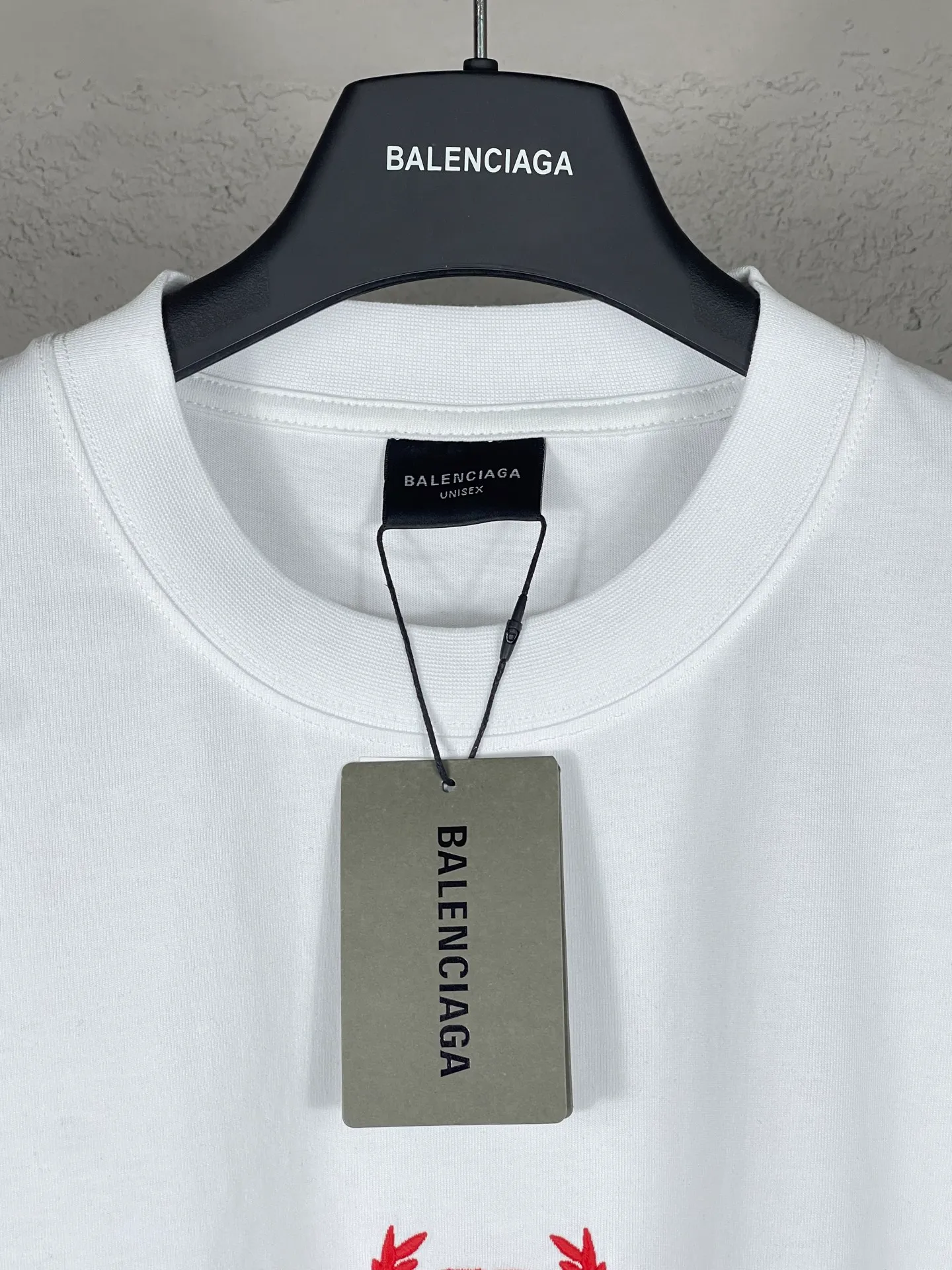 🅿️180 real photos [Top version. Official website quality] BALENCI*GA/Paris #2025 new style washed short-sleeved T-shirt with wheat ear letters LOGO embroidered on the chest, ready-to-wear washed, full of design. Welcome to compare. The fabric is made of Paris ZP custom-woven and dyed cotton double yarn, weight 260 grams, clean cloth surface. Clear texture, soft and comfortable. The threads are dyed with no color difference. The classic letter LOGO is embroidered with imported Tajima embroidery machine. The effect is three-dimensional. Restore the brick cabinet, adopt OS loose shoulder style. Same style for men and women. Code: BL253663 Color: washed black, lake blue, pink, white Size: XS S M L