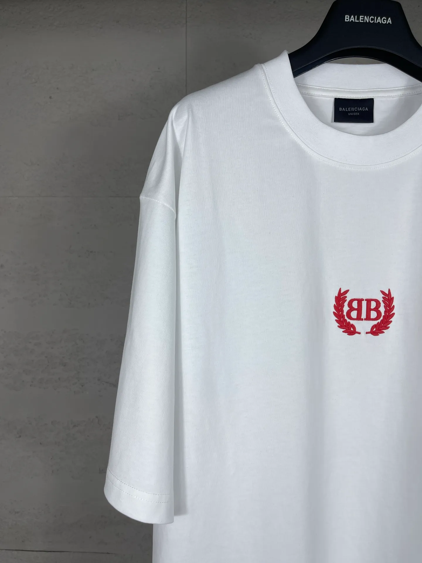 🅿️180 real photos [Top version. Official website quality] BALENCI*GA/Paris #2025 new style washed short-sleeved T-shirt with wheat ear letters LOGO embroidered on the chest, ready-to-wear washed, full of design. Welcome to compare. The fabric is made of Paris ZP custom-woven and dyed cotton double yarn, weight 260 grams, clean cloth surface. Clear texture, soft and comfortable. The threads are dyed with no color difference. The classic letter LOGO is embroidered with imported Tajima embroidery machine. The effect is three-dimensional. Restore the brick cabinet, adopt OS loose shoulder style. Same style for men and women. Code: BL253663 Color: washed black, lake blue, pink, white Size: XS S M L