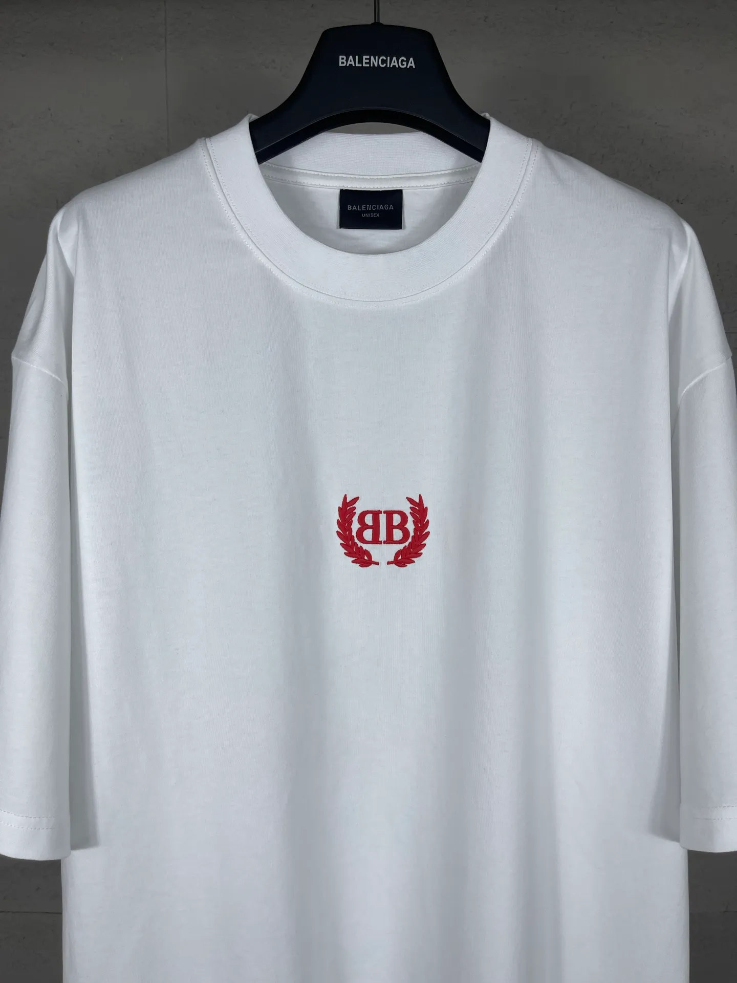 🅿️180 real photos [Top version. Official website quality] BALENCI*GA/Paris #2025 new style washed short-sleeved T-shirt with wheat ear letters LOGO embroidered on the chest, ready-to-wear washed, full of design. Welcome to compare. The fabric is made of Paris ZP custom-woven and dyed cotton double yarn, weight 260 grams, clean cloth surface. Clear texture, soft and comfortable. The threads are dyed with no color difference. The classic letter LOGO is embroidered with imported Tajima embroidery machine. The effect is three-dimensional. Restore the brick cabinet, adopt OS loose shoulder style. Same style for men and women. Code: BL253663 Color: washed black, lake blue, pink, white Size: XS S M L