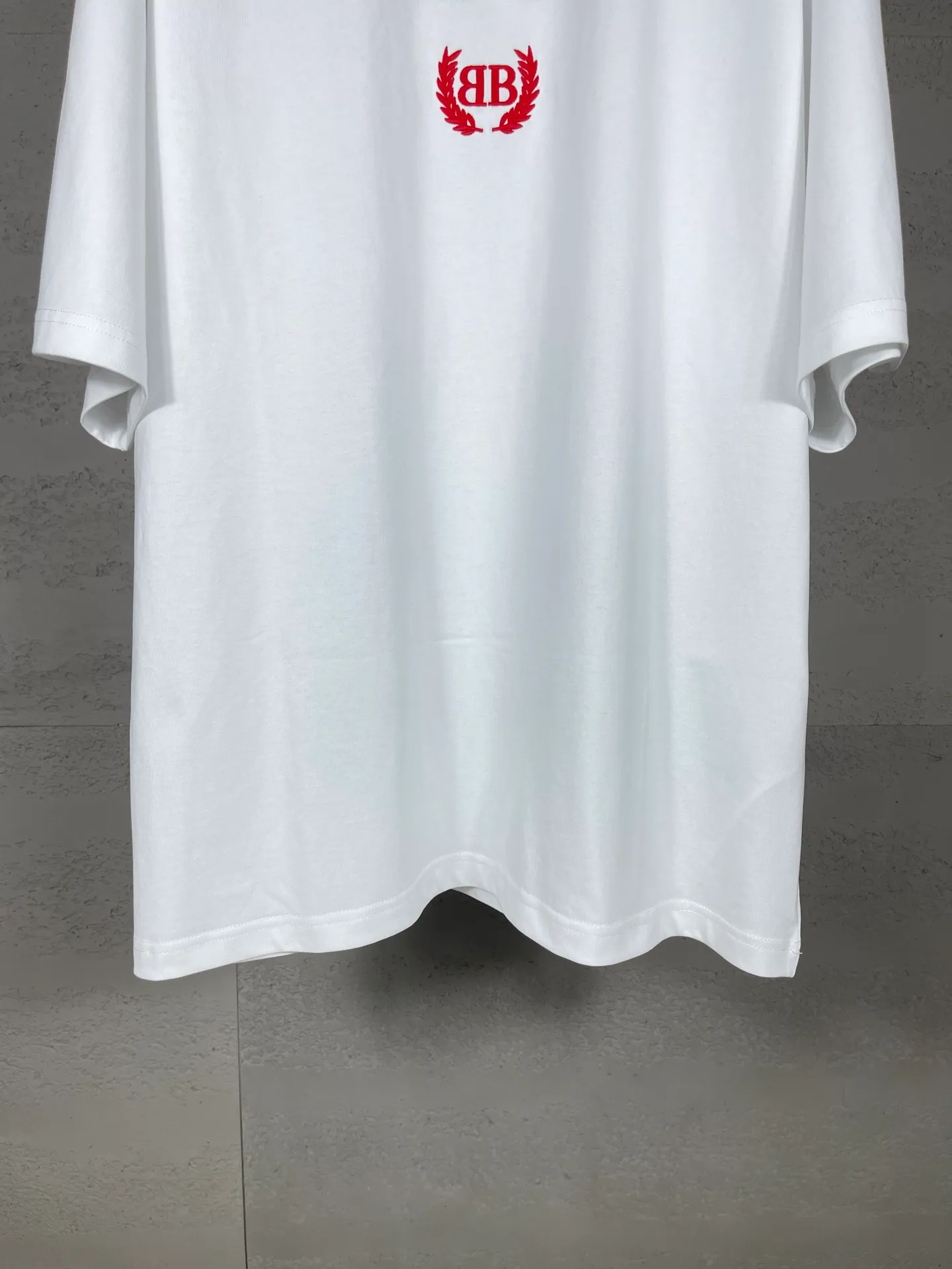 🅿️180 real photos [Top version. Official website quality] BALENCI*GA/Paris #2025 new style washed short-sleeved T-shirt with wheat ear letters LOGO embroidered on the chest, ready-to-wear washed, full of design. Welcome to compare. The fabric is made of Paris ZP custom-woven and dyed cotton double yarn, weight 260 grams, clean cloth surface. Clear texture, soft and comfortable. The threads are dyed with no color difference. The classic letter LOGO is embroidered with imported Tajima embroidery machine. The effect is three-dimensional. Restore the brick cabinet, adopt OS loose shoulder style. Same style for men and women. Code: BL253663 Color: washed black, lake blue, pink, white Size: XS S M L