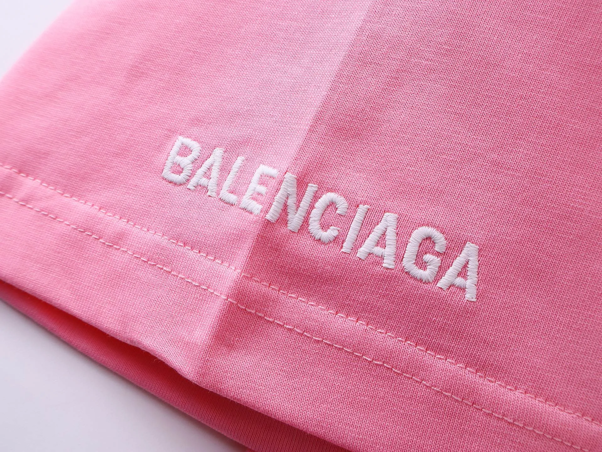 🅿️180 real photos [Top version. Official website quality] BALENCI*GA/Paris #2025 new style VIP letter patch embroidery on the chest, Paris letter LOGO short-sleeved T-shirt embroidered on the right cuff. 2025 spring and summer brick cabinet synchronization welcomes comparison. The fabric is made of Paris ZP custom-woven and dyed cotton double yarn, weighing 260 grams. The cloth surface is clean. The cloth pattern is clear, soft and comfortable. The threads are dyed with no color difference. The letter LOGO is embroidered using imported Tajima embroidery machine. The letters are clear and the effect is three-dimensional. Restore the brick cabinet, adopt OS loose shoulder style. Same style for men and women. Code: BL253702 Color: Pink Size: XS S M L