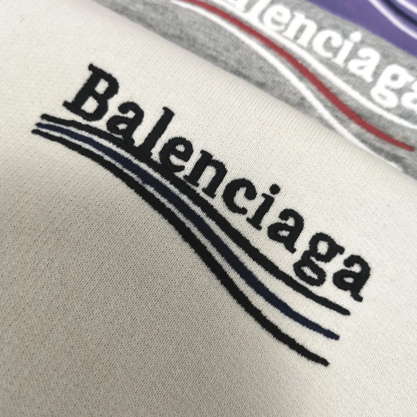 Supplementary details - the top tested version of Balenciaga BALENCIAGA Cola Malone embroidered print male and female couple star's same style autumn and winter pure cotton hoodie hooded sweatshirt. Three colors are available, ensuring the same fabric as the original version, no color difference! Customized dyeing in a package! INS, Xiaohongshu’s popular style, classics that never fade away! The king of orders in Spain, the fried chicken is highly recommended! 480% pure cotton terry fabric, comfortable and warm! Full of drape! The printing uses Tajima embroidery machine imported from Japan, which is known as the fighter among embroidery machines. The embroidery is meticulous, with no threads or skipped threads, the printing and embroidery are full and fine, and the letter spacing is consistent with ZP! Wearing it gives you full confidence and peace of mind! The labels and washes are all correct! On behalf of G at the same level! Consistent packaging at the counter! Size: XS-L Color: Purple light gray white gray P:450