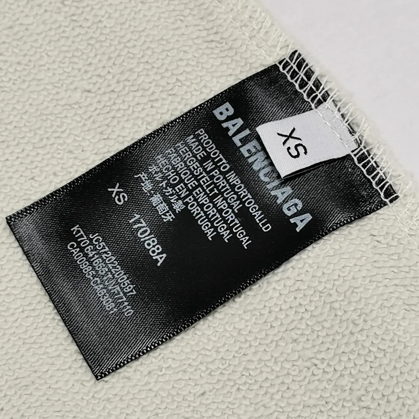 Supplementary details - the top tested version of Balenciaga BALENCIAGA Cola Malone embroidered print male and female couple star's same style autumn and winter pure cotton hoodie hooded sweatshirt. Three colors are available, ensuring the same fabric as the original version, no color difference! Customized dyeing in a package! INS, Xiaohongshu’s popular style, classics that never fade away! The king of orders in Spain, the fried chicken is highly recommended! 480% pure cotton terry fabric, comfortable and warm! Full of drape! The printing uses Tajima embroidery machine imported from Japan, which is known as the fighter among embroidery machines. The embroidery is meticulous, with no threads or skipped threads, the printing and embroidery are full and fine, and the letter spacing is consistent with ZP! Wearing it gives you full confidence and peace of mind! The labels and washes are all correct! On behalf of G at the same level! Consistent packaging at the counter! Size: XS-L Color: Purple light gray white gray P:450