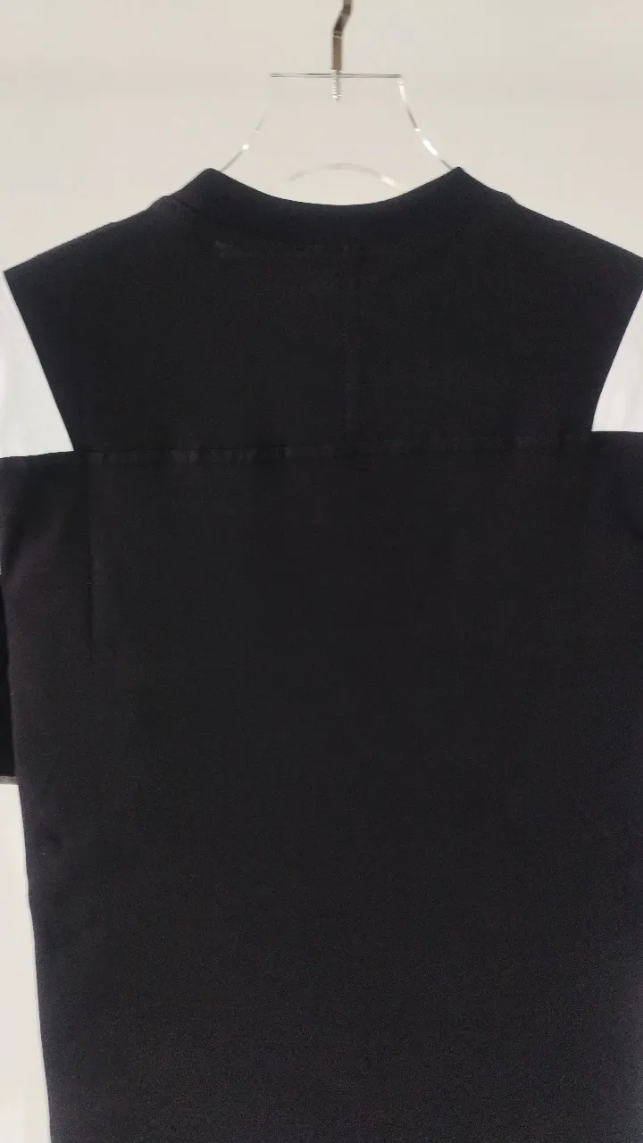 Real shot video on the back - the top tested version of the BALENCIAGA/Balenciaga 22SS spliced heavy industry male and female couple star's same style short-sleeved T-shirt. Here is an explanation of why mine is dozens of dollars more expensive than others: 1. I feel that there is nothing to explain. This product can be shipped at this price and it is already a philanthropist. The difficulty of splicing. I changed a dozen factories and shook my head. It is a miracle that it can be shipped. 2. Each model is produced by the company. The details of the workmanship and fabrics are consistent with the original ones. There is no color difference between them and the counters. Replica is not terrible. Whoever fakes it will be embarrassed. It’s not shameful to make a replica, it’s shameful if you can’t buy the correct version if you make a replica. All of my series can be found in all major places and will be absolutely stunning! 3. The fabric is made of 280g Paris-specific double yarn. No one can make better fabrics than mine. There is really no way to compare with the ordinary version on the market. Respect it. It is authentic and costs thousands of dollars. Don’t wear the quality of street stalls. 4. The workmanship is restored in all aspects and the packaging is restored in all aspects. 5. I guarantee here that this is the highest quality you can find. Size: XS-L (the correct version size L can wear 220 pounds, which is very large) Fabric: Customized 280g custom-woven and dyed double yarn Color: Black Version: The whole piece adopts three-needle and five-thread technology, (neckline-shoulder seam-sleeve seam-pressed double thread, looks more three-dimensional and textured) The same process as the original original, classic version, small dropped shoulders, micro silhouette! ✔️Correct 240g double yarn fabric ✔️Correct high version ✔️Correct double yarn high weight thread ✔️Correct packaging details P:310