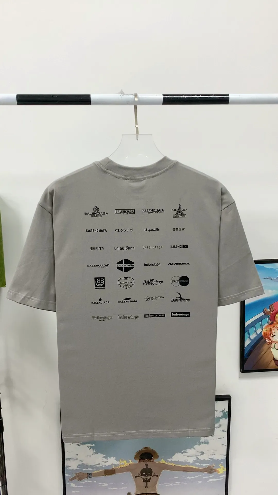 Real shot video on the back——【New】The top version of Balenciaga BALENCIAGA is fully printed with LOGO slogans for male and female couples. The same style pure cotton loose short-sleeved T-shirt for male and female couples. Balenciaga was founded by Cristobal Balenciaga, a great genius designer known as the representative of the 20th century. For more than half a century since the brand was founded, Balenciaga has been famous in the fashion industry for its fashion and elegance. You can find any of your favorite logos on the front and back of this piece, Ness.  The front and rear printing uses low-coverage screen printing technology, and the glue is imported. The printing is very delicate, and the scratched out problems are very clear and there are no burrs. The fabric is made of 280g double-ply double-yarn pure cotton loose fabric, which is loose and breathable, has good drying effect, full drape and skin toning. Color: Black White Pink Light Gray Dark Gray Size: XS-L P:260