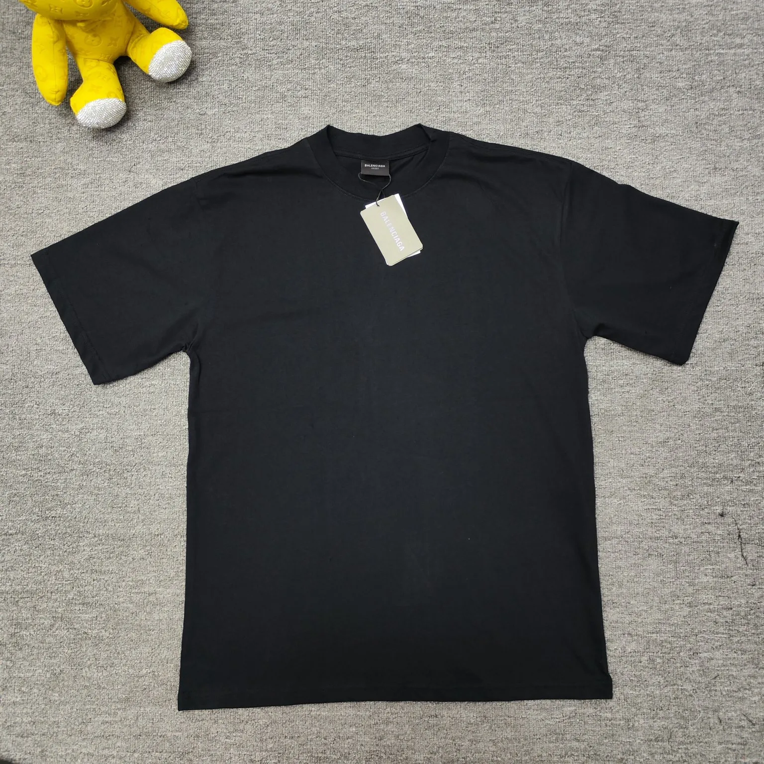 Top tested version BALENCIAGA Spring/Summer 2024SS signature diamond-encrusted short-sleeved T-shirt on the back. The entire fabric is washed and then cut. The front and rear panels are printed using the imported Kornit direct-injection printing process. After the garment is washed for the second time, in order to get closer to the original effect, it is manually positioned, flattened, inked and spray-painted by a master craftsman. The garment effect is more accurate and time-consuming. The details are perfectly restored zp. Exclusive custom-woven and dyed 300g fabric. The threads are dyed in the same cylinder with zero color difference. Different from the market currency, comparison is welcome. Fabric: Custom-imported high-weight tight double-yarn fabric 300g 100% cotton. Accessories: A full set of customized accessories, packaging bags, tags, brand LOGO Sydney paper. Color: Black Size: XS--L P:260