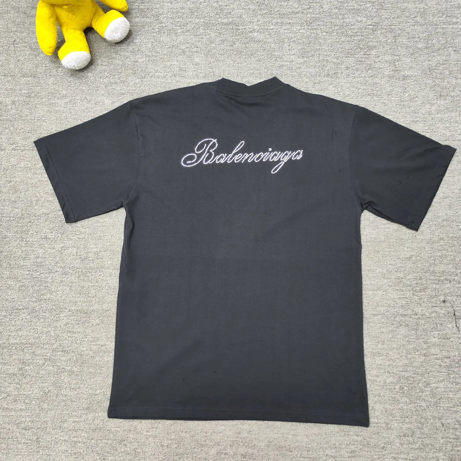 Top tested version BALENCIAGA Spring/Summer 2024SS signature diamond-encrusted short-sleeved T-shirt on the back. The entire fabric is washed and then cut. The front and rear panels are printed using the imported Kornit direct-injection printing process. After the garment is washed for the second time, in order to get closer to the original effect, it is manually positioned, flattened, inked and spray-painted by a master craftsman. The garment effect is more accurate and time-consuming. The details are perfectly restored zp. Exclusive custom-woven and dyed 300g fabric. The threads are dyed in the same cylinder with zero color difference. Different from the market currency, comparison is welcome. Fabric: Custom-imported high-weight tight double-yarn fabric 300g 100% cotton. Accessories: A full set of customized accessories, packaging bags, tags, brand LOGO Sydney paper. Color: Black Size: XS--L P:260
