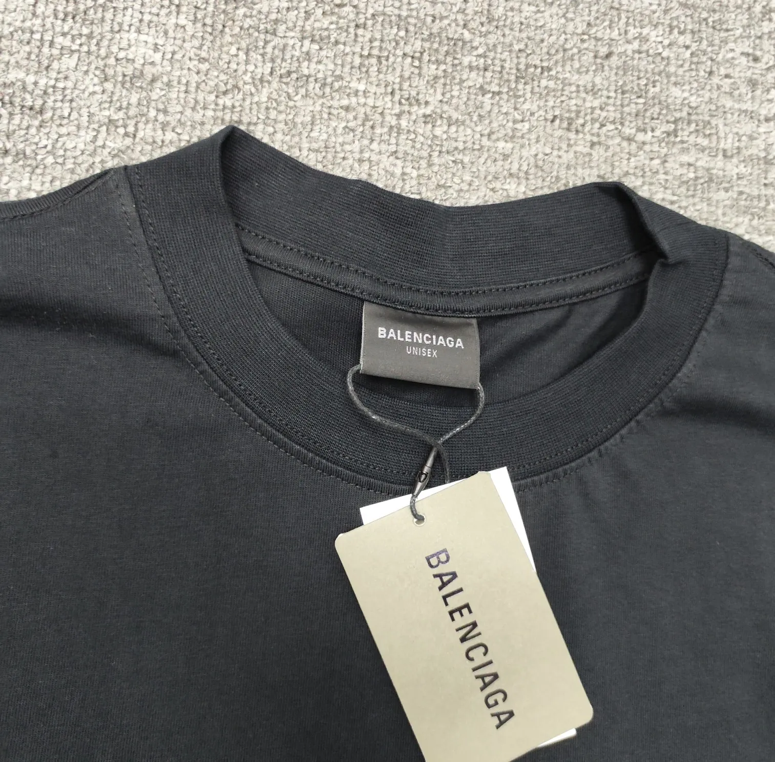 Top tested version BALENCIAGA Spring/Summer 2024SS signature diamond-encrusted short-sleeved T-shirt on the back. The entire fabric is washed and then cut. The front and rear panels are printed using the imported Kornit direct-injection printing process. After the garment is washed for the second time, in order to get closer to the original effect, it is manually positioned, flattened, inked and spray-painted by a master craftsman. The garment effect is more accurate and time-consuming. The details are perfectly restored zp. Exclusive custom-woven and dyed 300g fabric. The threads are dyed in the same cylinder with zero color difference. Different from the market currency, comparison is welcome. Fabric: Custom-imported high-weight tight double-yarn fabric 300g 100% cotton. Accessories: A full set of customized accessories, packaging bags, tags, brand LOGO Sydney paper. Color: Black Size: XS--L P:260