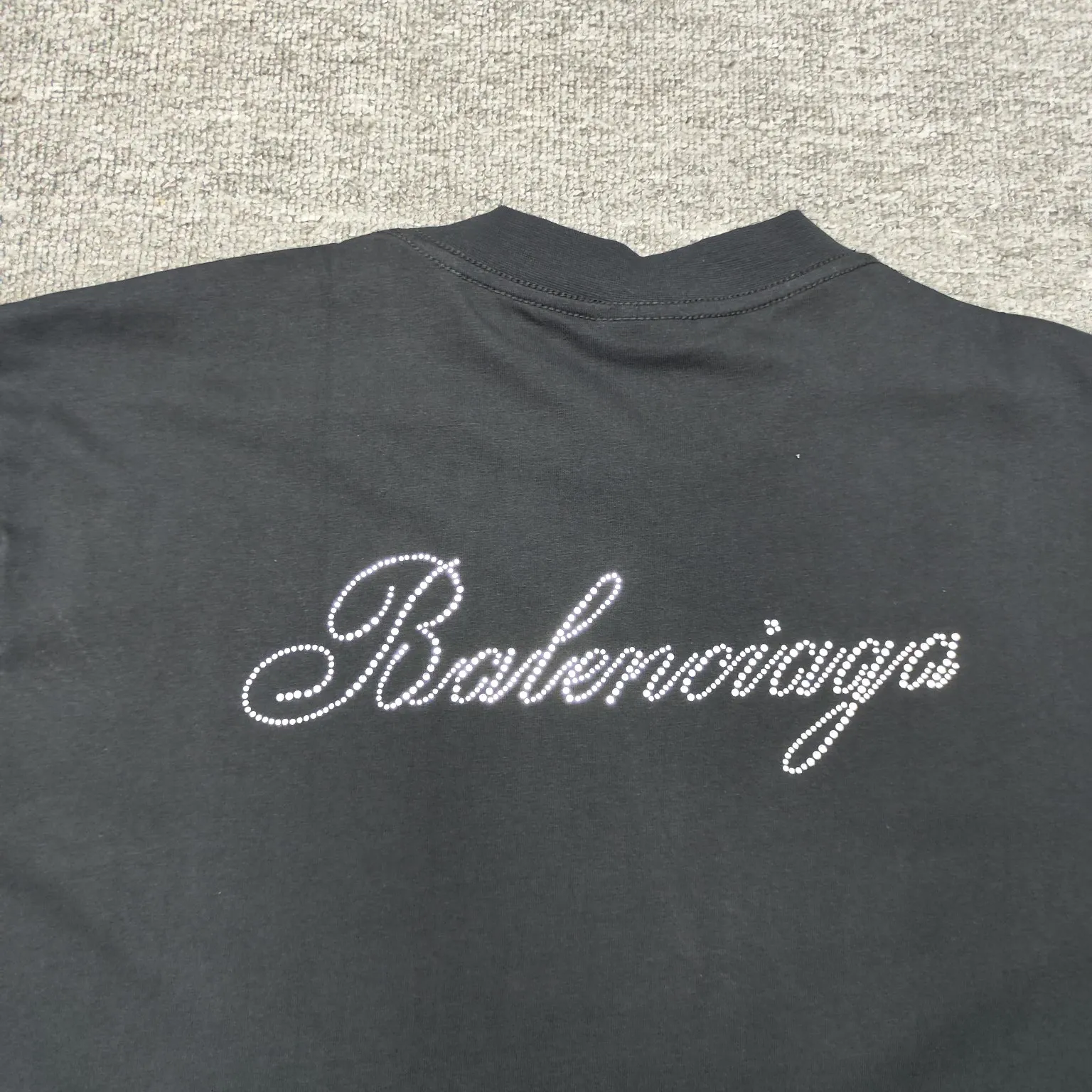 Top tested version BALENCIAGA Spring/Summer 2024SS signature diamond-encrusted short-sleeved T-shirt on the back. The entire fabric is washed and then cut. The front and rear panels are printed using the imported Kornit direct-injection printing process. After the garment is washed for the second time, in order to get closer to the original effect, it is manually positioned, flattened, inked and spray-painted by a master craftsman. The garment effect is more accurate and time-consuming. The details are perfectly restored zp. Exclusive custom-woven and dyed 300g fabric. The threads are dyed in the same cylinder with zero color difference. Different from the market currency, comparison is welcome. Fabric: Custom-imported high-weight tight double-yarn fabric 300g 100% cotton. Accessories: A full set of customized accessories, packaging bags, tags, brand LOGO Sydney paper. Color: Black Size: XS--L P:260