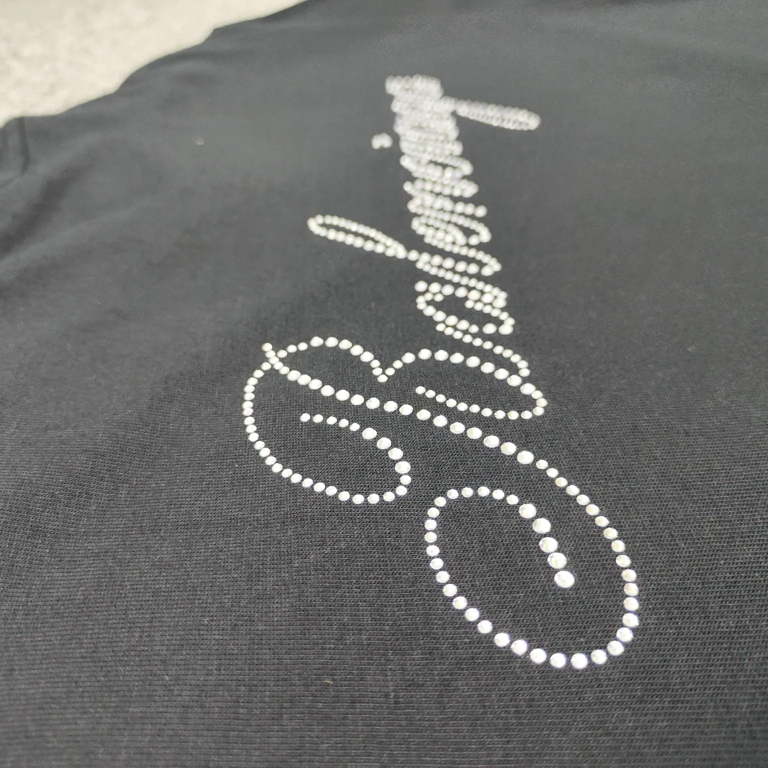 Top tested version BALENCIAGA Spring/Summer 2024SS signature diamond-encrusted short-sleeved T-shirt on the back. The entire fabric is washed and then cut. The front and rear panels are printed using the imported Kornit direct-injection printing process. After the garment is washed for the second time, in order to get closer to the original effect, it is manually positioned, flattened, inked and spray-painted by a master craftsman. The garment effect is more accurate and time-consuming. The details are perfectly restored zp. Exclusive custom-woven and dyed 300g fabric. The threads are dyed in the same cylinder with zero color difference. Different from the market currency, comparison is welcome. Fabric: Custom-imported high-weight tight double-yarn fabric 300g 100% cotton. Accessories: A full set of customized accessories, packaging bags, tags, brand LOGO Sydney paper. Color: Black Size: XS--L P:260