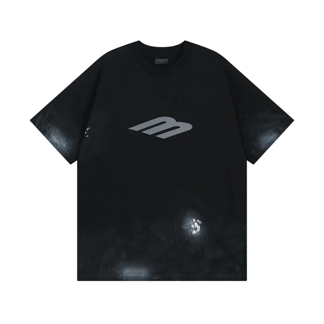 🅿️200 real photos [Top version. Official website quality] BALENCI*GA/Paris. 2024 latest front 3B mud hand-painted washed and distressed short-sleeved T-shirt. Brick cabinet synchronization. ⚠️Difference market currency. YB development. Worn. Hand-painted consistent with ZP. The fabric is made of Paris ZP custom-woven and dyed 100% cotton double yarn compact cotton. The weight is 260 grams, the cloth surface is clean. The cloth pattern is clear, soft and comfortable. The threads are dyed with no color difference. Ready-made garments are hand-painted, spray-painted, worn, distressed, and extra heavy-duty. Comparisons welcome. The version adopts OS loose shoulder design. Same style for men and women. Code: BL223388 Color: black, blue Size: XS. S. M. L