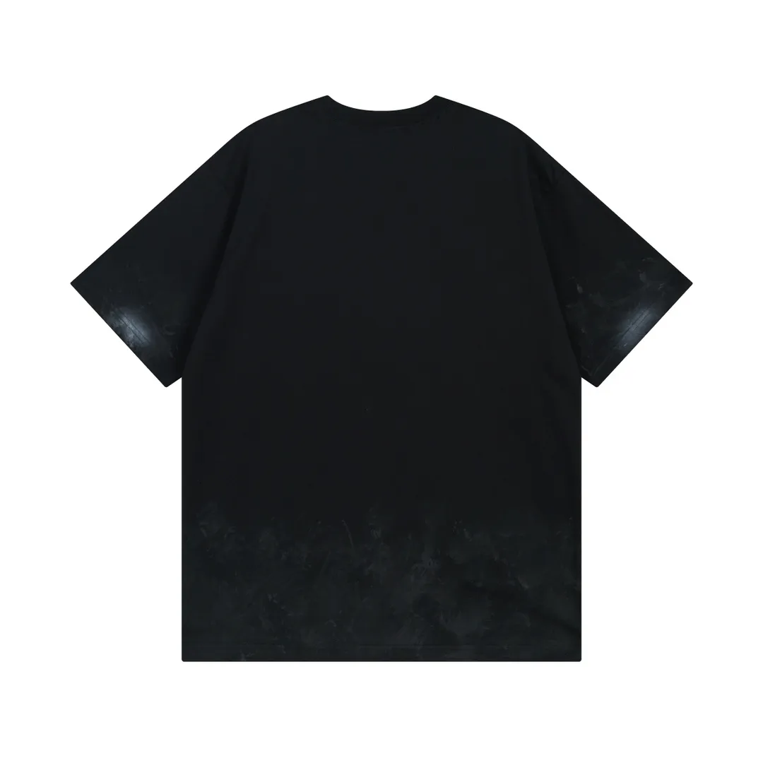 🅿️200 real photos [Top version. Official website quality] BALENCI*GA/Paris. 2024 latest front 3B mud hand-painted washed and distressed short-sleeved T-shirt. Brick cabinet synchronization. ⚠️Difference market currency. YB development. Worn. Hand-painted consistent with ZP. The fabric is made of Paris ZP custom-woven and dyed 100% cotton double yarn compact cotton. The weight is 260 grams, the cloth surface is clean. The cloth pattern is clear, soft and comfortable. The threads are dyed with no color difference. Ready-made garments are hand-painted, spray-painted, worn, distressed, and extra heavy-duty. Comparisons welcome. The version adopts OS loose shoulder design. Same style for men and women. Code: BL223388 Color: black, blue Size: XS. S. M. L