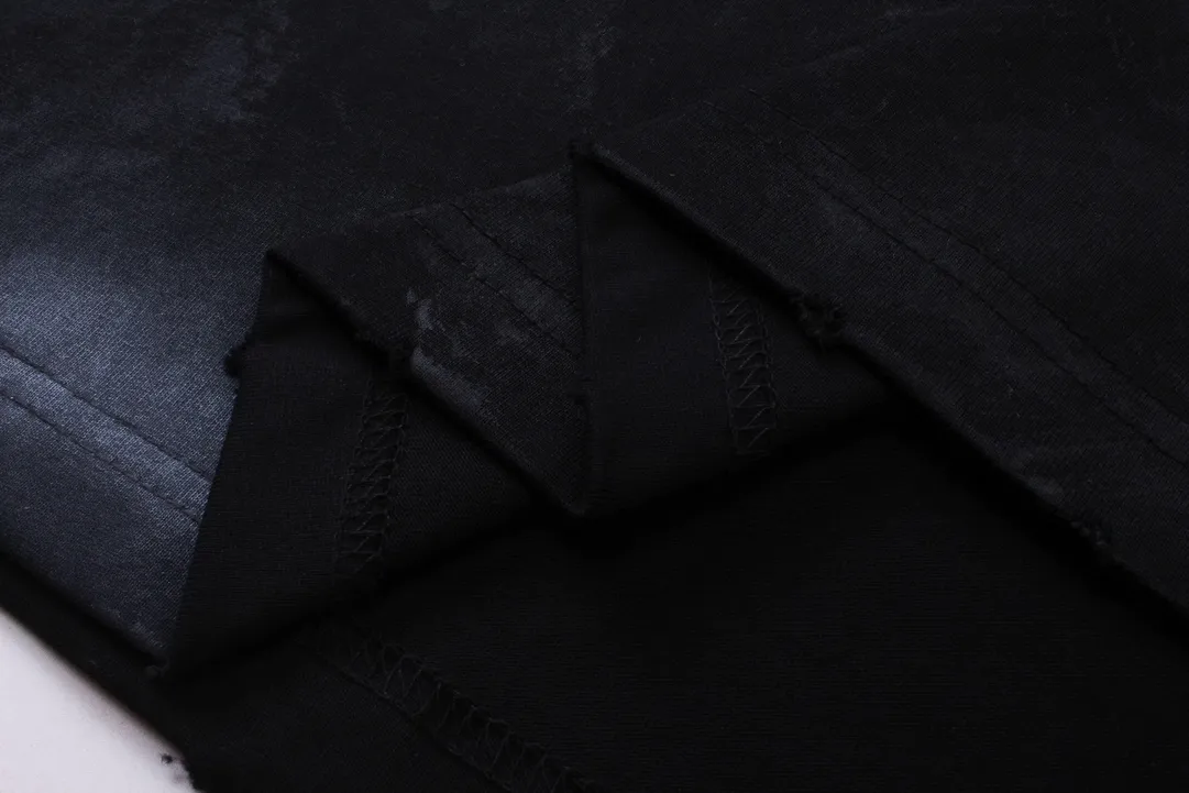🅿️200 real photos [Top version. Official website quality] BALENCI*GA/Paris. 2024 latest front 3B mud hand-painted washed and distressed short-sleeved T-shirt. Brick cabinet synchronization. ⚠️Difference market currency. YB development. Worn. Hand-painted consistent with ZP. The fabric is made of Paris ZP custom-woven and dyed 100% cotton double yarn compact cotton. The weight is 260 grams, the cloth surface is clean. The cloth pattern is clear, soft and comfortable. The threads are dyed with no color difference. Ready-made garments are hand-painted, spray-painted, worn, distressed, and extra heavy-duty. Comparisons welcome. The version adopts OS loose shoulder design. Same style for men and women. Code: BL223388 Color: black, blue Size: XS. S. M. L