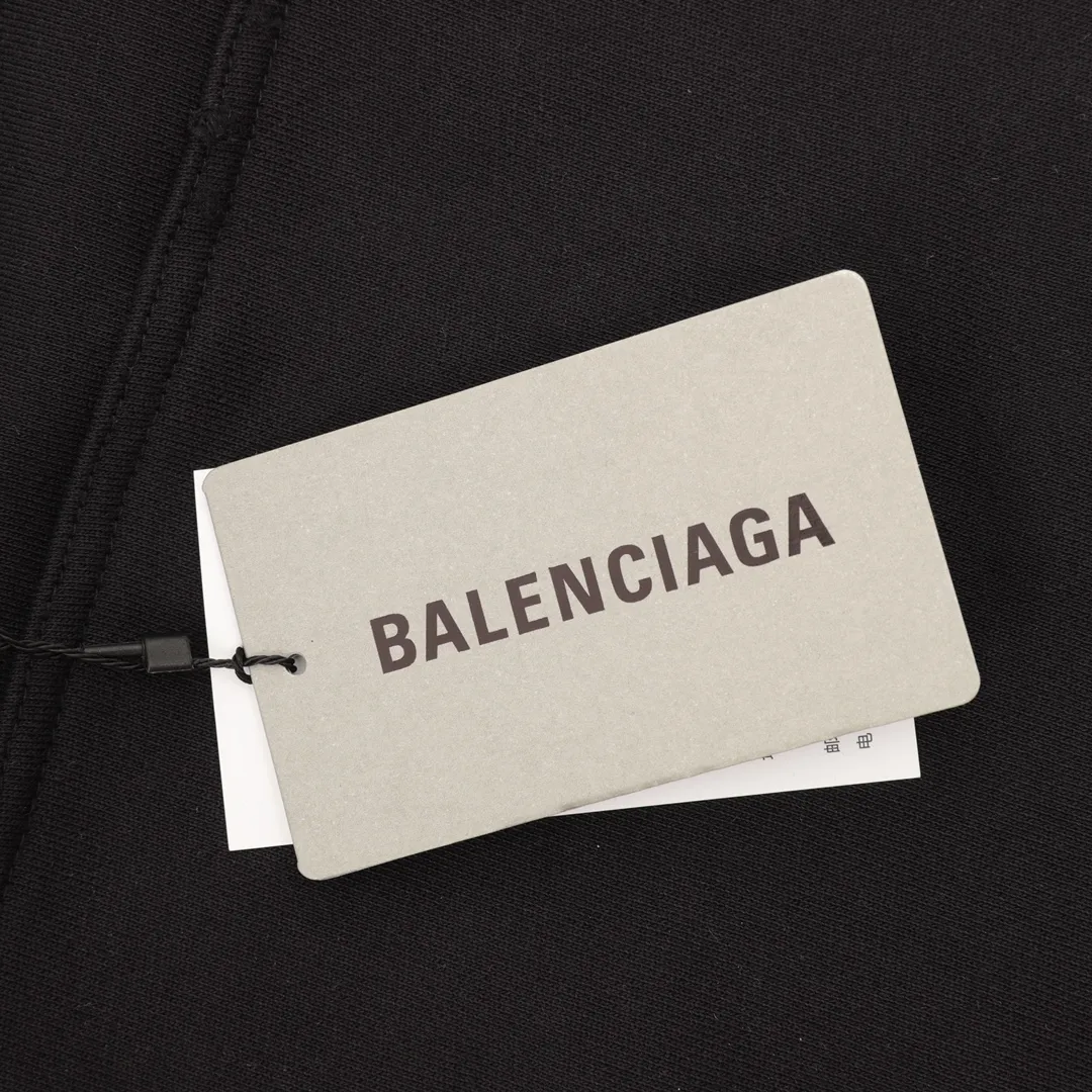 🅿️560 balenciaga/balenciaga masking tape hoodie R&D in-house. It took 45 days to purchase the original version. The fabric is made of custom-made 480g combed cotton fabric. The drape and stiffness of the fabric are very cool. The tape letters on the chest are digitally printed with direct injection technology. The letters on the back are screen-printed with glue. The texture is very good. The color is in place. It is worn, washed and sprayed. Hand-cut and stir-fried with salt. Extremely heavy-duty. The texture is invincible. Brand new 23 new version, you can feel the incomparable details when you get it. Size: S-L