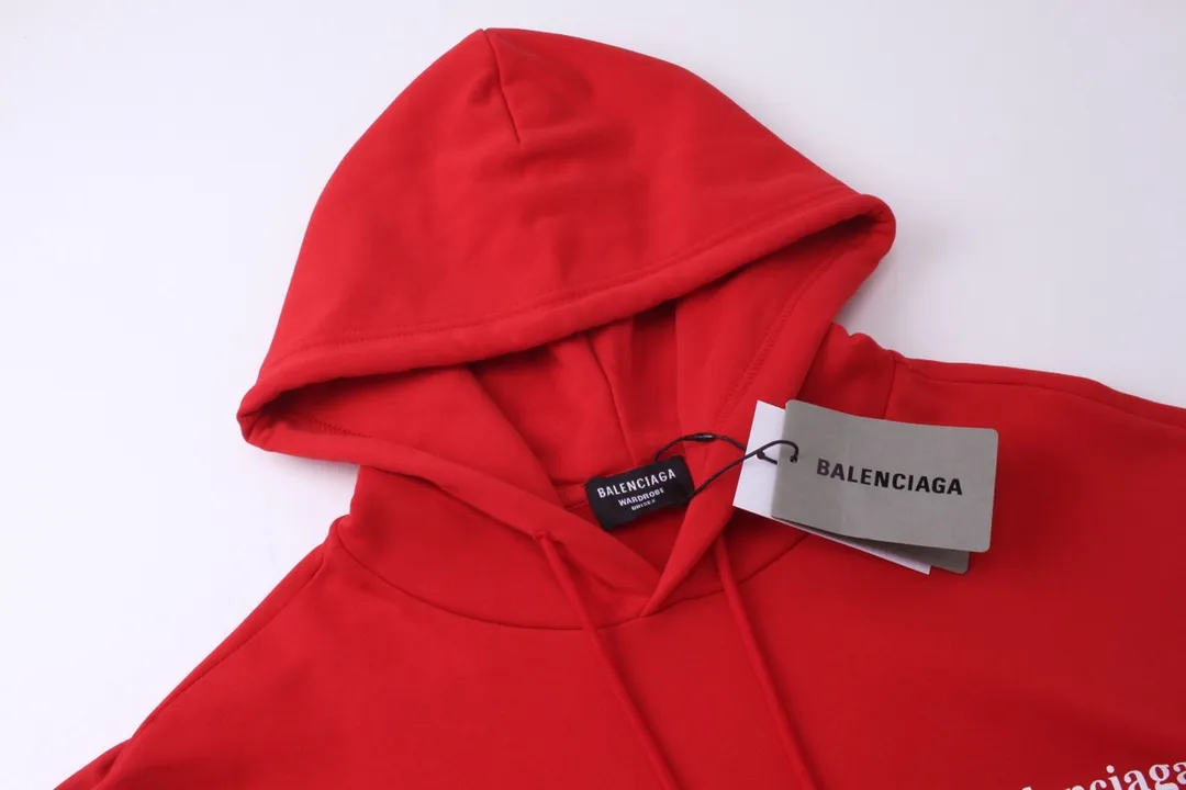 🅿️290 Detailed picture [Top version. Official website quality] BALENCI*GA/Paris #classic style, cola printed long-sleeved hooded sweatshirt. The fabric is made of Paris ZP custom-woven and dyed cotton sweatshirt. The weight is 450 grams. The cloth surface is clean. The cloth pattern is clear, soft and comfortable. The threads are dyed with no color difference. The classic pattern printing uses environmentally friendly imported glue and precision stencil. The letters are clear. No burrs. The three-dimensional effect is strong. All colors are synchronized with the brick cabinets, custom woven and dyed, and will not fade. Different market currencies. The version adopts OS loose shoulder design. Same style for men and women. Code: BL238031 Color: white, black, red, blue Size: XS S M L