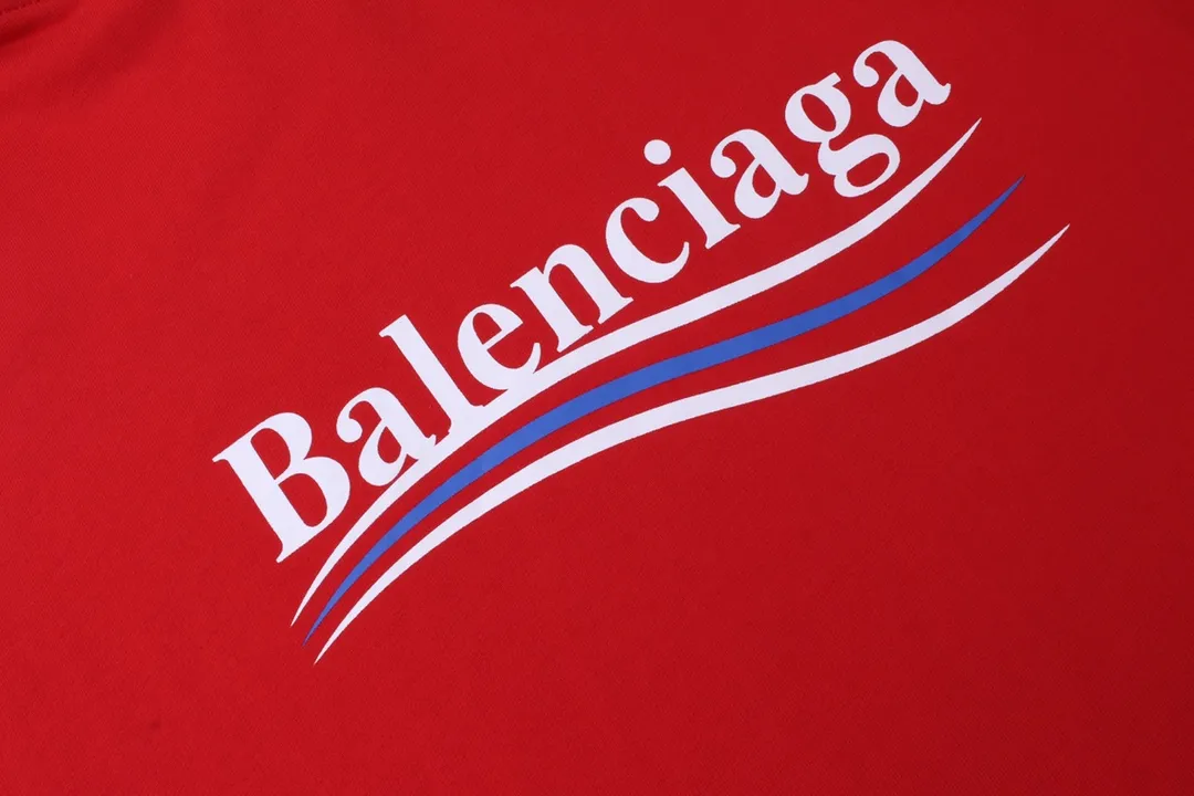 🅿️290 Detailed picture [Top version. Official website quality] BALENCI*GA/Paris #classic style, cola printed long-sleeved hooded sweatshirt. The fabric is made of Paris ZP custom-woven and dyed cotton sweatshirt. The weight is 450 grams. The cloth surface is clean. The cloth pattern is clear, soft and comfortable. The threads are dyed with no color difference. The classic pattern printing uses environmentally friendly imported glue and precision stencil. The letters are clear. No burrs. The three-dimensional effect is strong. All colors are synchronized with the brick cabinets, custom woven and dyed, and will not fade. Different market currencies. The version adopts OS loose shoulder design. Same style for men and women. Code: BL238031 Color: white, black, red, blue Size: XS S M L