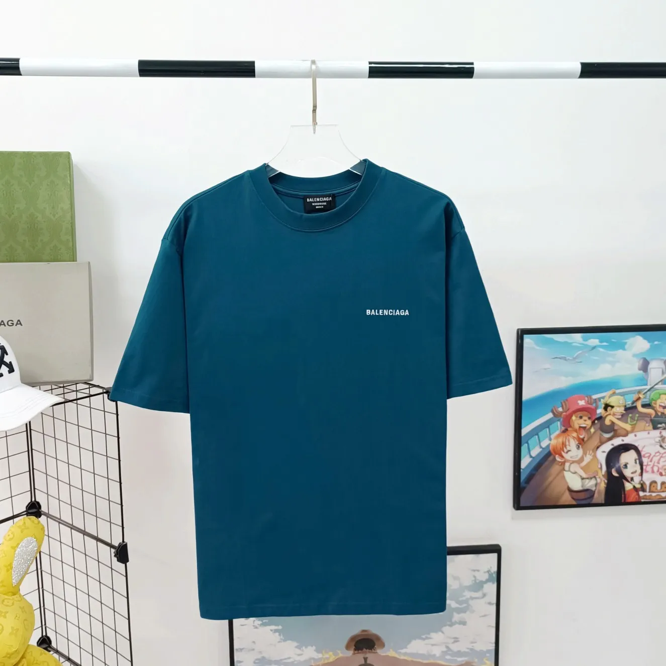 [New] The top tried and tested version of BALENCIAGA with large LOGO basic letters on the back, pure cotton loose fit for male and female couples, the same fashion brand high-end short-sleeved T-shirt. The god of simplicity in Paris, a volume sought after by many stars. Lisa’s favorite basic short-sleeved Paris style, which has a very high appearance rate. Wear alone, paired with jeans, shorts, and sweatpants, it's a versatile style. Xiaohongshu, a hot item on INS, a must-have for Paris fans. The logo slogan on the back is made of Tajima embroidery technology. Please pay attention to the importance of the version. Don't make a pattern based on the pictures. If you don't have the original version, you won't be able to make it look one to one like the original version. At most, you can just make a look. It's just a piece of clothing without a soul. The fabric is made of 24S 260g double yarn pure cotton fabric. The threads and fabric are custom woven and dyed in the same style, without color difference.  A complete set of customized tags, collar tags, washed, plastic bags, and most importantly, a complete set of bags, tag codes, and codes are all authentic.  Color: White Black Royal Blue Apricot Floral Gray Pink Beige Chinese Red Deep Sea Blue Purple Size: XS-L P:250