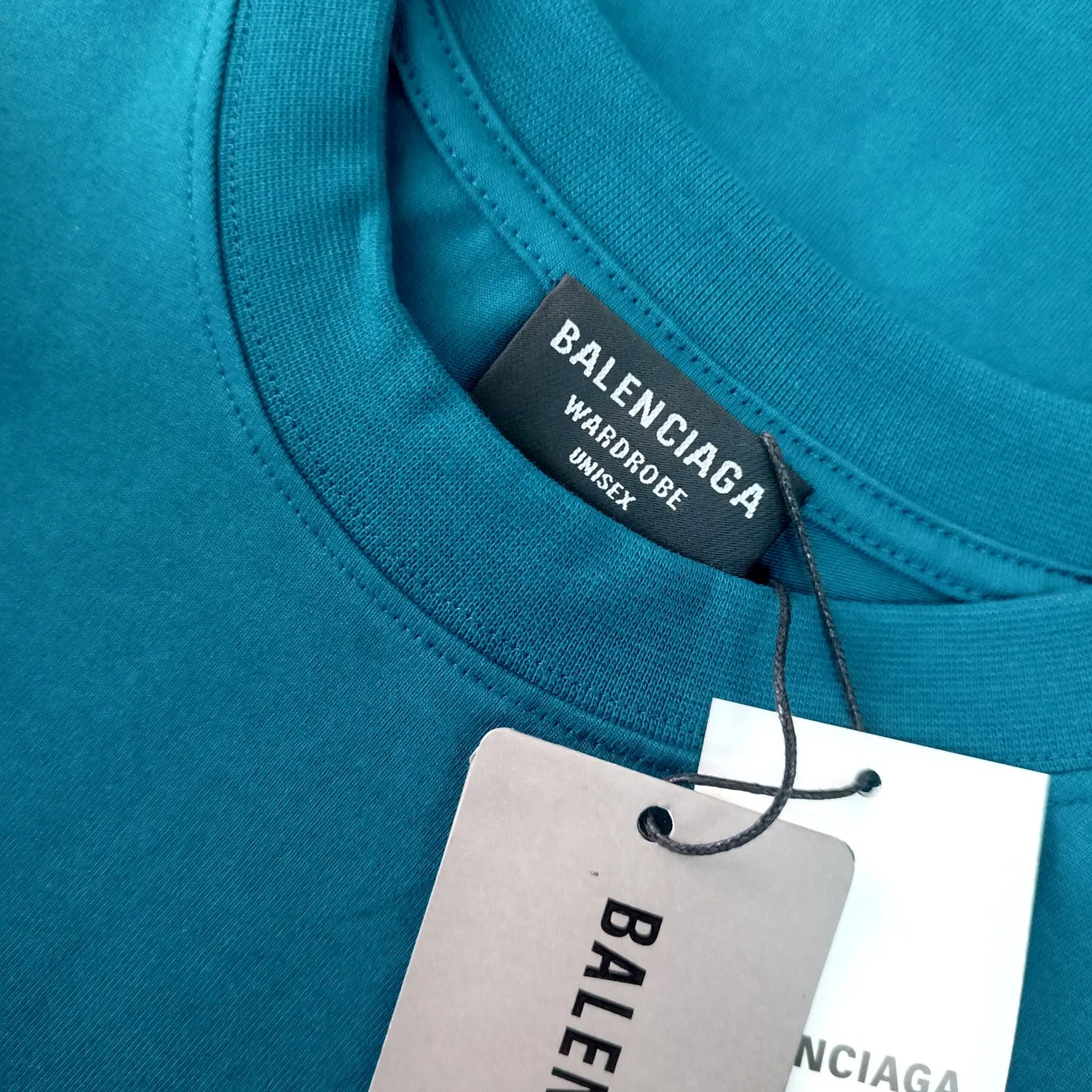 [New] The top tried and tested version of BALENCIAGA with large LOGO basic letters on the back, pure cotton loose fit for male and female couples, the same fashion brand high-end short-sleeved T-shirt. The god of simplicity in Paris, a volume sought after by many stars. Lisa’s favorite basic short-sleeved Paris style, which has a very high appearance rate. Wear alone, paired with jeans, shorts, and sweatpants, it's a versatile style. Xiaohongshu, a hot item on INS, a must-have for Paris fans. The logo slogan on the back is made of Tajima embroidery technology. Please pay attention to the importance of the version. Don't make a pattern based on the pictures. If you don't have the original version, you won't be able to make it look one to one like the original version. At most, you can just make a look. It's just a piece of clothing without a soul. The fabric is made of 24S 260g double yarn pure cotton fabric. The threads and fabric are custom woven and dyed in the same style, without color difference.  A complete set of customized tags, collar tags, washed, plastic bags, and most importantly, a complete set of bags, tag codes, and codes are all authentic.  Color: White Black Royal Blue Apricot Floral Gray Pink Beige Chinese Red Deep Sea Blue Purple Size: XS-L P:250