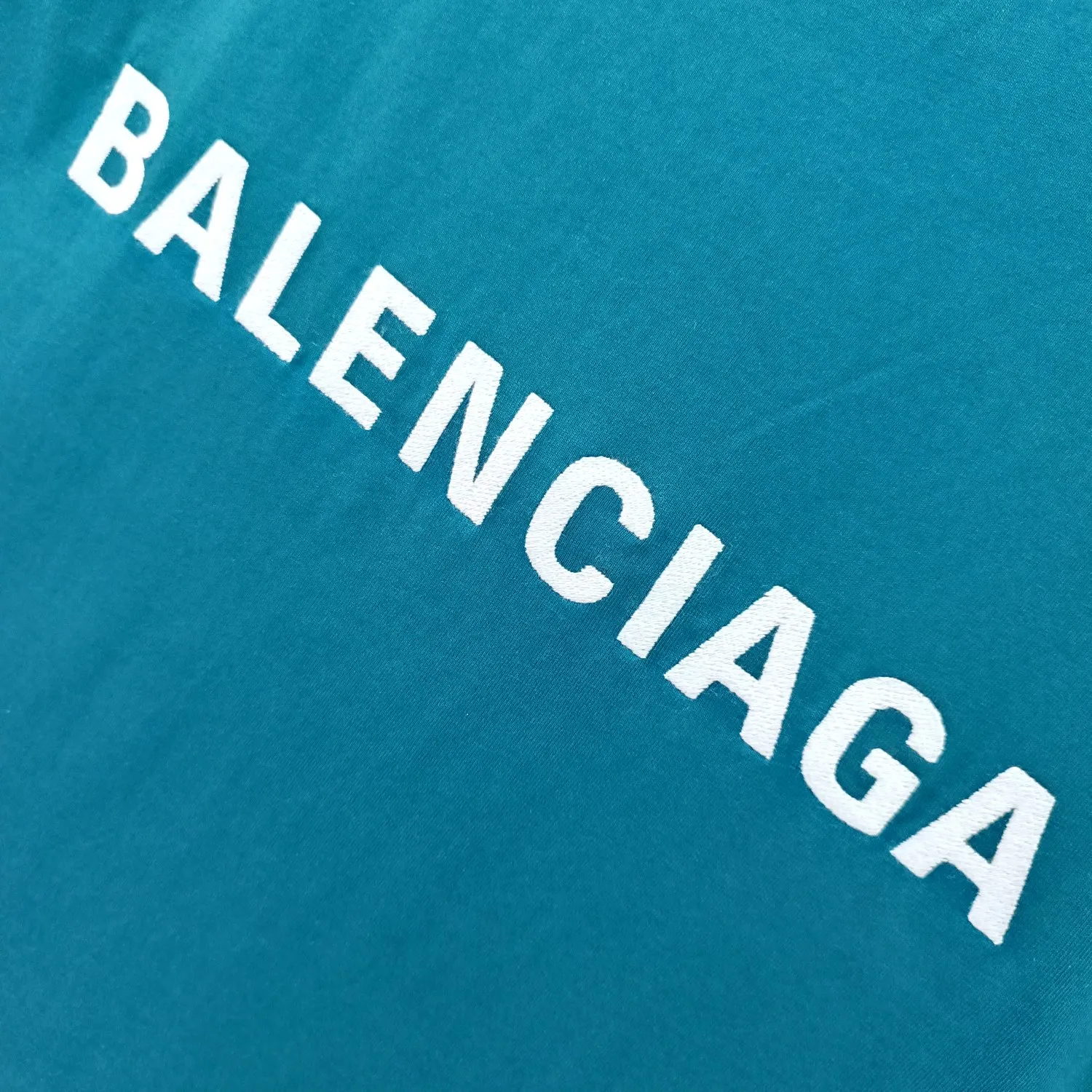 [New] The top tried and tested version of BALENCIAGA with large LOGO basic letters on the back, pure cotton loose fit for male and female couples, the same fashion brand high-end short-sleeved T-shirt. The god of simplicity in Paris, a volume sought after by many stars. Lisa’s favorite basic short-sleeved Paris style, which has a very high appearance rate. Wear alone, paired with jeans, shorts, and sweatpants, it's a versatile style. Xiaohongshu, a hot item on INS, a must-have for Paris fans. The logo slogan on the back is made of Tajima embroidery technology. Please pay attention to the importance of the version. Don't make a pattern based on the pictures. If you don't have the original version, you won't be able to make it look one to one like the original version. At most, you can just make a look. It's just a piece of clothing without a soul. The fabric is made of 24S 260g double yarn pure cotton fabric. The threads and fabric are custom woven and dyed in the same style, without color difference.  A complete set of customized tags, collar tags, washed, plastic bags, and most importantly, a complete set of bags, tag codes, and codes are all authentic.  Color: White Black Royal Blue Apricot Floral Gray Pink Beige Chinese Red Deep Sea Blue Purple Size: XS-L P:250