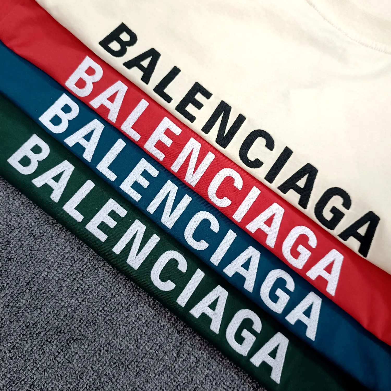 [New] The top tried and tested version of BALENCIAGA with large LOGO basic letters on the back, pure cotton loose fit for male and female couples, the same fashion brand high-end short-sleeved T-shirt. The god of simplicity in Paris, a volume sought after by many stars. Lisa’s favorite basic short-sleeved Paris style, which has a very high appearance rate. Wear alone, paired with jeans, shorts, and sweatpants, it's a versatile style. Xiaohongshu, a hot item on INS, a must-have for Paris fans. The logo slogan on the back is made of Tajima embroidery technology. Please pay attention to the importance of the version. Don't make a pattern based on the pictures. If you don't have the original version, you won't be able to make it look one to one like the original version. At most, you can just make a look. It's just a piece of clothing without a soul. The fabric is made of 24S 260g double yarn pure cotton fabric. The threads and fabric are custom woven and dyed in the same style, without color difference.  A complete set of customized tags, collar tags, washed, plastic bags, and most importantly, a complete set of bags, tag codes, and codes are all authentic.  Color: White Black Royal Blue Apricot Floral Gray Pink Beige Chinese Red Deep Sea Blue Purple Size: XS-L P:250