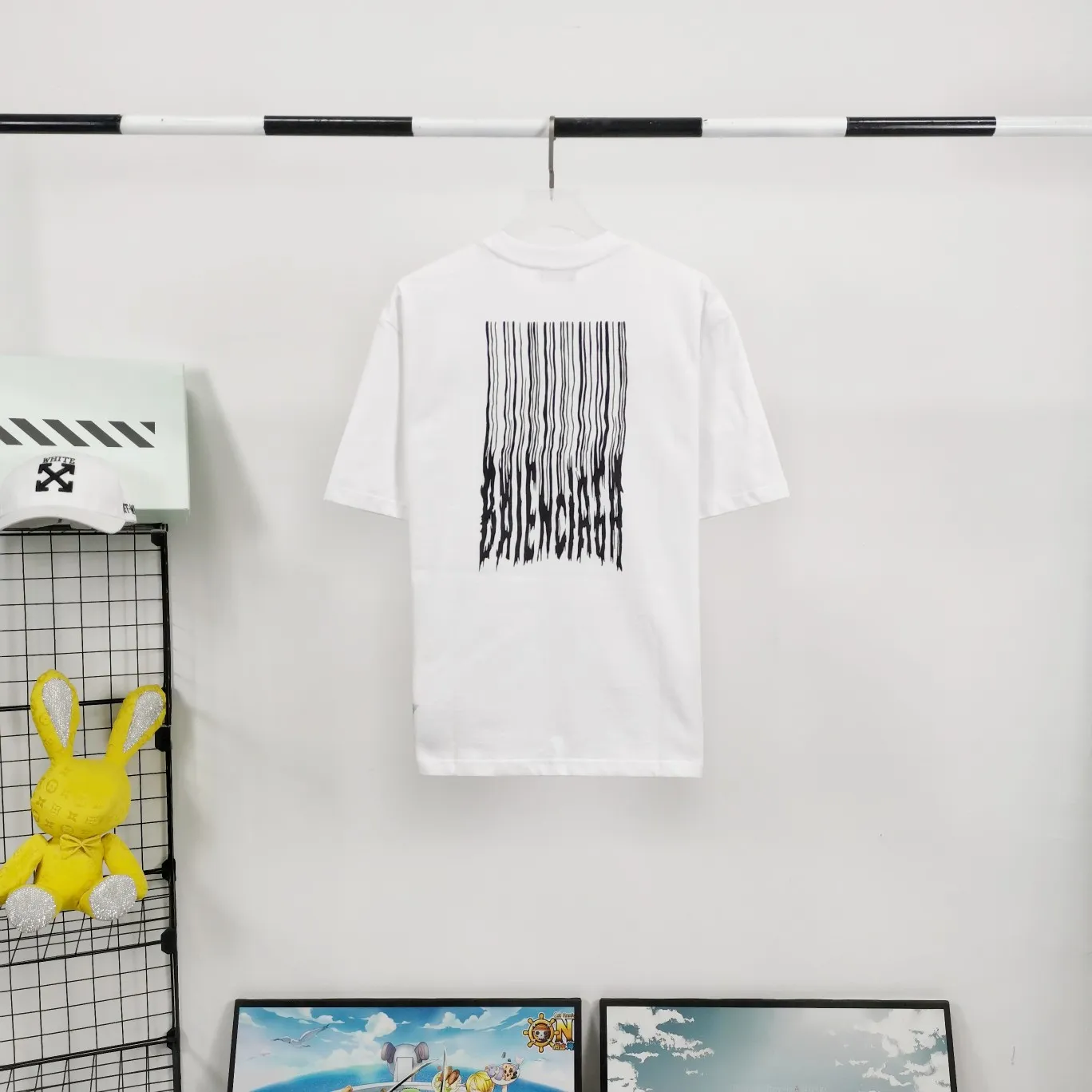 [New] Top tested version ★Balenciaga's latest barcode twisted blurred letters couple style pure cotton loose short-sleeved T-shirt. A T-shirt that I love at first sight, barcode letter print. Don't underestimate this style, it is definitely not easy to restore this print to 100%! The twisted letter gradient goes from dark to light through 6 to the color block. The lightest color is close to the cloth color. It is very difficult to master. If you are not careful or the direct printing machine is uneven, it will cause uneven color and shape printing transition. The upper body is perfect, the same style for men and women, it can be paired with sports pants or jeans 🉑 Selected 32-woven pure cotton double yarn fabric, 280 high gram weight, top-notch workmanship! The details are perfect! Quality absolutely guaranteed! The clothes are well proportioned! The wiring is neat! Original same cylinder thread! High quality printing, simple and classic! Perfect praise! High-quality excipient packaging, complete with three standards! Size: XS-L Color: Gray Black White P:250