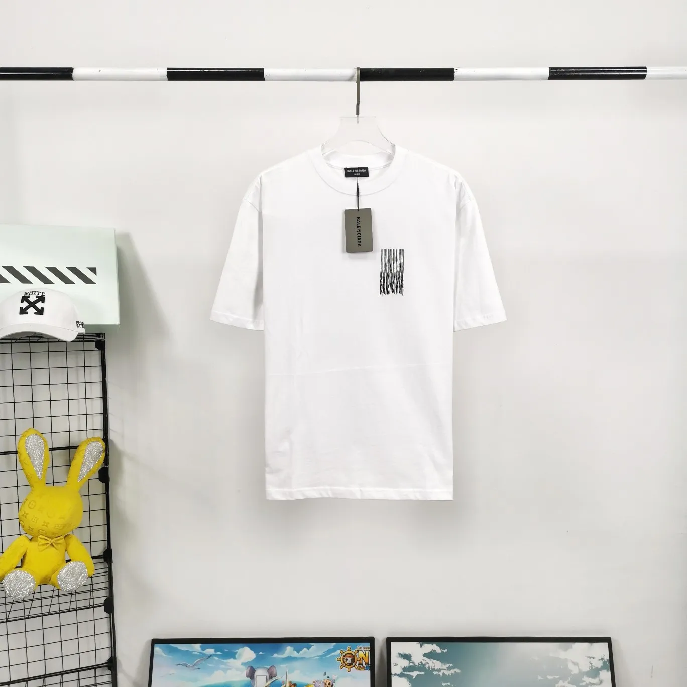 [New] Top tested version ★Balenciaga's latest barcode twisted blurred letters couple style pure cotton loose short-sleeved T-shirt. A T-shirt that I love at first sight, barcode letter print. Don't underestimate this style, it is definitely not easy to restore this print to 100%! The twisted letter gradient goes from dark to light through 6 to the color block. The lightest color is close to the cloth color. It is very difficult to master. If you are not careful or the direct printing machine is uneven, it will cause uneven color and shape printing transition. The upper body is perfect, the same style for men and women, it can be paired with sports pants or jeans 🉑 Selected 32-woven pure cotton double yarn fabric, 280 high gram weight, top-notch workmanship! The details are perfect! Quality absolutely guaranteed! The clothes are well proportioned! The wiring is neat! Original same cylinder thread! High quality printing, simple and classic! Perfect praise! High-quality excipient packaging, complete with three standards! Size: XS-L Color: Gray Black White P:250