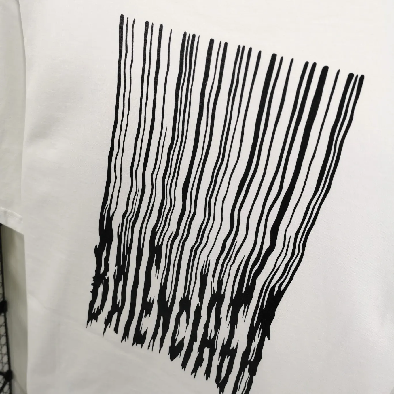 [New] Top tested version ★Balenciaga's latest barcode twisted blurred letters couple style pure cotton loose short-sleeved T-shirt. A T-shirt that I love at first sight, barcode letter print. Don't underestimate this style, it is definitely not easy to restore this print to 100%! The twisted letter gradient goes from dark to light through 6 to the color block. The lightest color is close to the cloth color. It is very difficult to master. If you are not careful or the direct printing machine is uneven, it will cause uneven color and shape printing transition. The upper body is perfect, the same style for men and women, it can be paired with sports pants or jeans 🉑 Selected 32-woven pure cotton double yarn fabric, 280 high gram weight, top-notch workmanship! The details are perfect! Quality absolutely guaranteed! The clothes are well proportioned! The wiring is neat! Original same cylinder thread! High quality printing, simple and classic! Perfect praise! High-quality excipient packaging, complete with three standards! Size: XS-L Color: Gray Black White P:250
