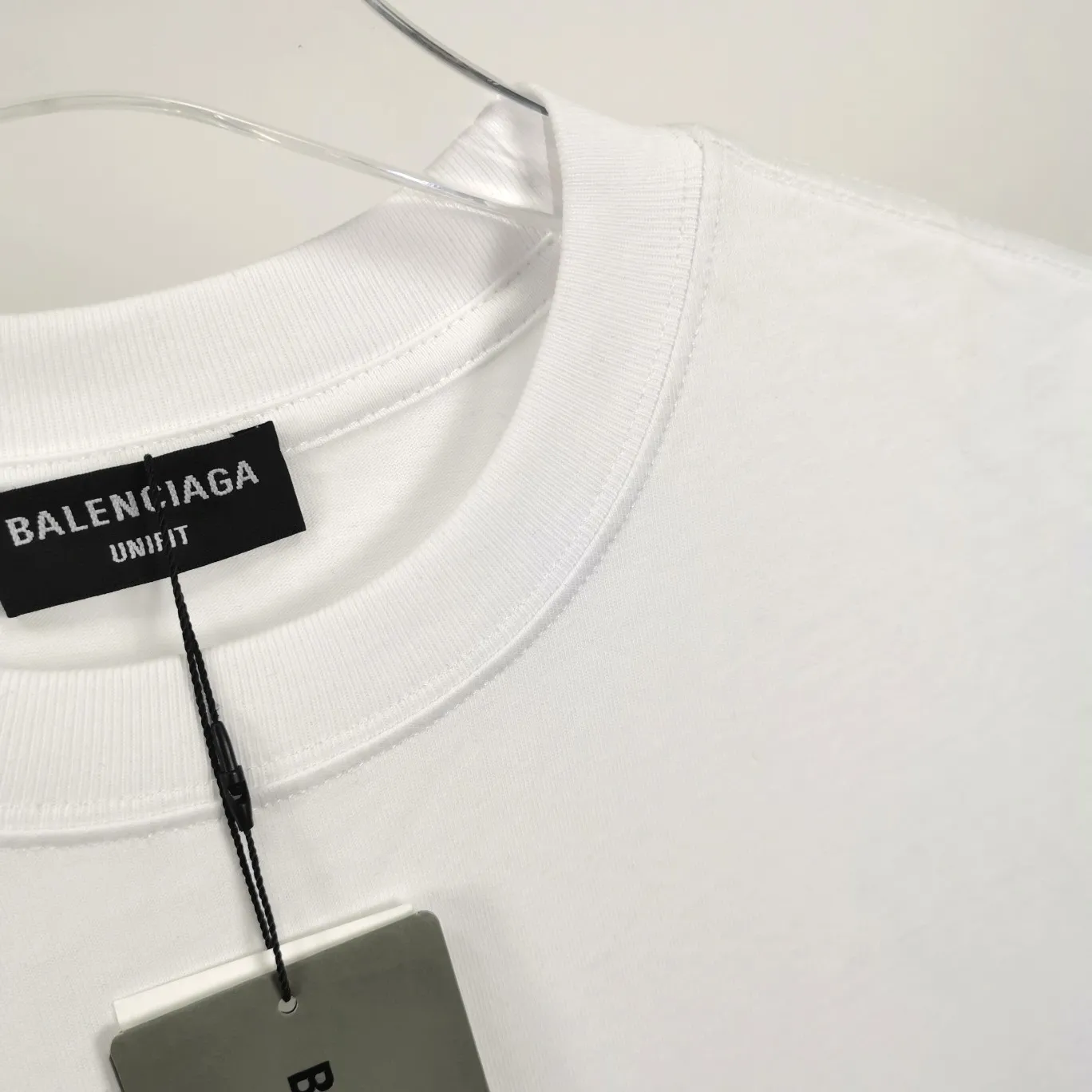 [New] Top tested version ★Balenciaga's latest barcode twisted blurred letters couple style pure cotton loose short-sleeved T-shirt. A T-shirt that I love at first sight, barcode letter print. Don't underestimate this style, it is definitely not easy to restore this print to 100%! The twisted letter gradient goes from dark to light through 6 to the color block. The lightest color is close to the cloth color. It is very difficult to master. If you are not careful or the direct printing machine is uneven, it will cause uneven color and shape printing transition. The upper body is perfect, the same style for men and women, it can be paired with sports pants or jeans 🉑 Selected 32-woven pure cotton double yarn fabric, 280 high gram weight, top-notch workmanship! The details are perfect! Quality absolutely guaranteed! The clothes are well proportioned! The wiring is neat! Original same cylinder thread! High quality printing, simple and classic! Perfect praise! High-quality excipient packaging, complete with three standards! Size: XS-L Color: Gray Black White P:250