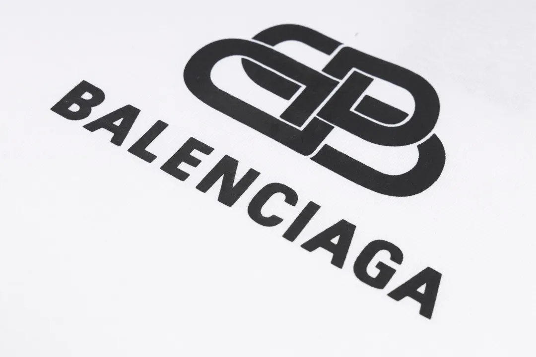 🅿️160 detailed pictures [Top version. Official website quality] BALENCI*GA/Paris. Classic style. SS22 #balenci*ga lock letter LOGO short-sleeved T-shirt. Brick cabinet synchronization.                       The fabric is made of Paris ZP custom-woven and dyed 100% double yarn compact cotton. The weight is 260 grams. The cloth surface is clean. The cloth pattern is clear, soft and comfortable. The threads are dyed with no color difference. The classic pattern is printed with environmentally friendly imported materials, precision printing screen, the letters are clear, the effect is three-dimensional, and the brick cabinet is restored. The version adopts the OS loose shoulder version. Same style for men and women Coding: BL223051 Color: Black. White. Orchid Size: XS S M L