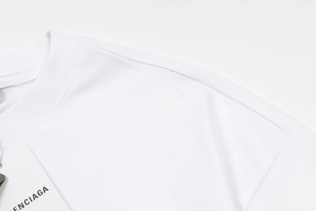 🅿️160 detailed pictures [Top version. Official website quality] BALENCI*GA/Paris. Classic style. SS22 #balenci*ga lock letter LOGO short-sleeved T-shirt. Brick cabinet synchronization.                       The fabric is made of Paris ZP custom-woven and dyed 100% double yarn compact cotton. The weight is 260 grams. The cloth surface is clean. The cloth pattern is clear, soft and comfortable. The threads are dyed with no color difference. The classic pattern is printed with environmentally friendly imported materials, precision printing screen, the letters are clear, the effect is three-dimensional, and the brick cabinet is restored. The version adopts the OS loose shoulder version. Same style for men and women Coding: BL223051 Color: Black. White. Orchid Size: XS S M L