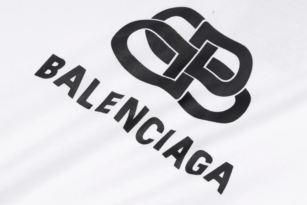 🅿️160 detailed pictures [Top version. Official website quality] BALENCI*GA/Paris. Classic style. SS22 #balenci*ga lock letter LOGO short-sleeved T-shirt. Brick cabinet synchronization.                       The fabric is made of Paris ZP custom-woven and dyed 100% double yarn compact cotton. The weight is 260 grams. The cloth surface is clean. The cloth pattern is clear, soft and comfortable. The threads are dyed with no color difference. The classic pattern is printed with environmentally friendly imported materials, precision printing screen, the letters are clear, the effect is three-dimensional, and the brick cabinet is restored. The version adopts the OS loose shoulder version. Same style for men and women Coding: BL223051 Color: Black. White. Orchid Size: XS S M L