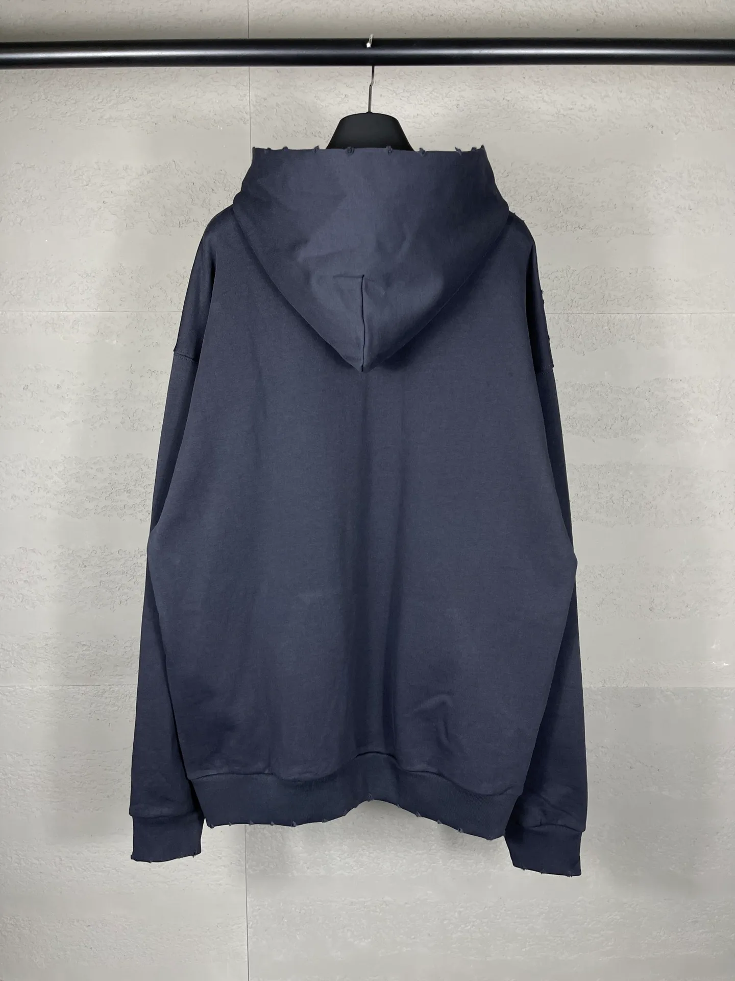 🅿️330 real photos [Top version. Official website quality] BALENCI*GA/Paris BALENCI*GA#2024 latest model, classic letter LOGO graffiti. Toothbrush embroidery ready-to-wear distressed hooded sweatshirt. Brick cabinet synchronization. Genuine products are developed and developed in the first time. Welcome to compare! The fabric is made of Paris ZP custom-woven and dyed cotton sweatshirt. The weight is 450 grams. The cloth surface is clean. The cloth pattern is clear. It is soft and comfortable. It has good color fastness and is not easy to change color. The threads are woven and dyed with no color difference. The embroidery is done using imported Tajima embroidery machines. Over 10W needlework and extremely complex craftsmanship. The effect is three-dimensional and the lines are clear. No rough edges and lines. Ultra-high-tech embroidery. The hand-painted worn-out effect of ready-made garments. The version adopts OS loose shoulder design. Same style for men and women. Code: BL238030 Color: Dark blue gray. Floral gray. Washed blue Size: XS S M L